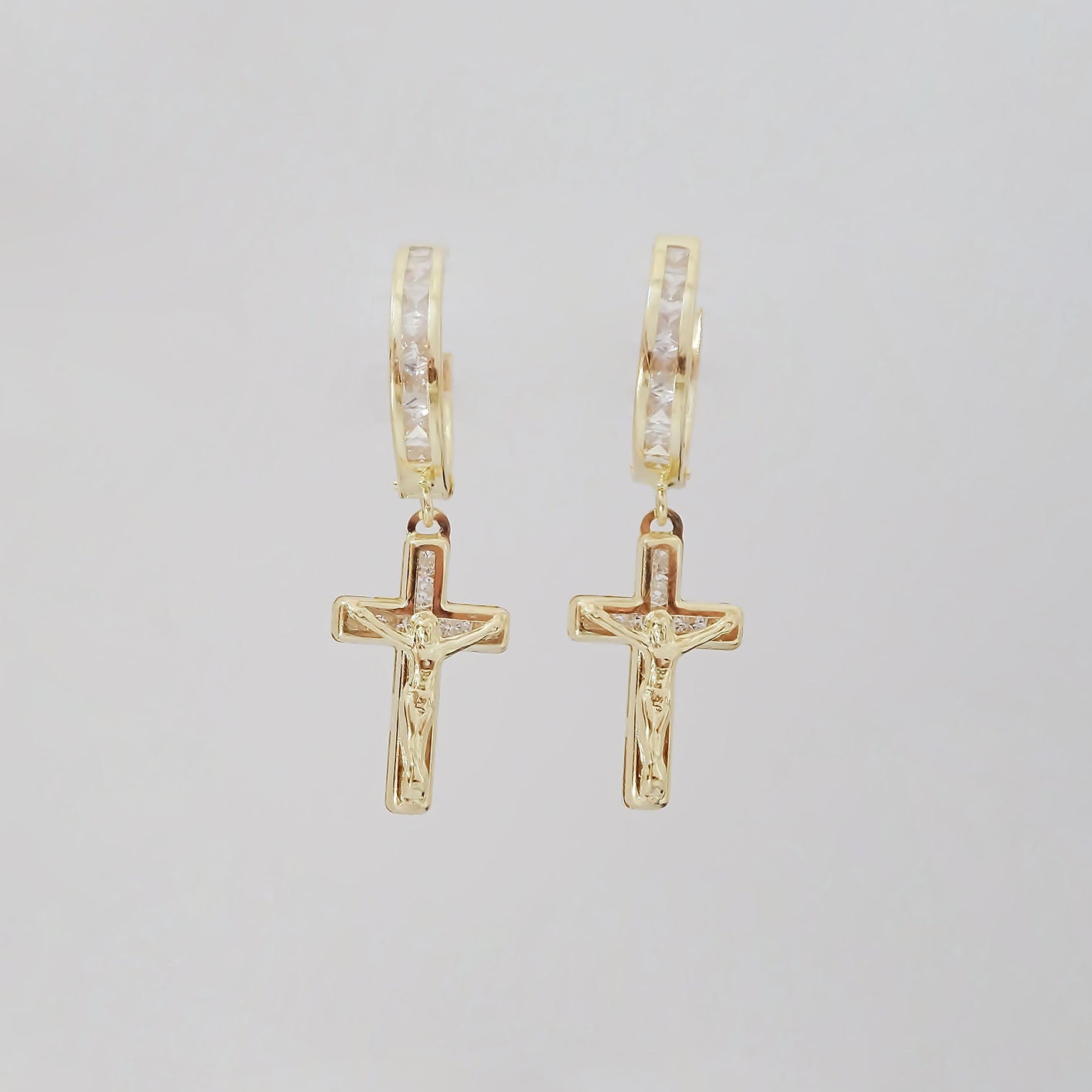 Amor Eterno - Arracadas Huggie Cruz / Oro 10k