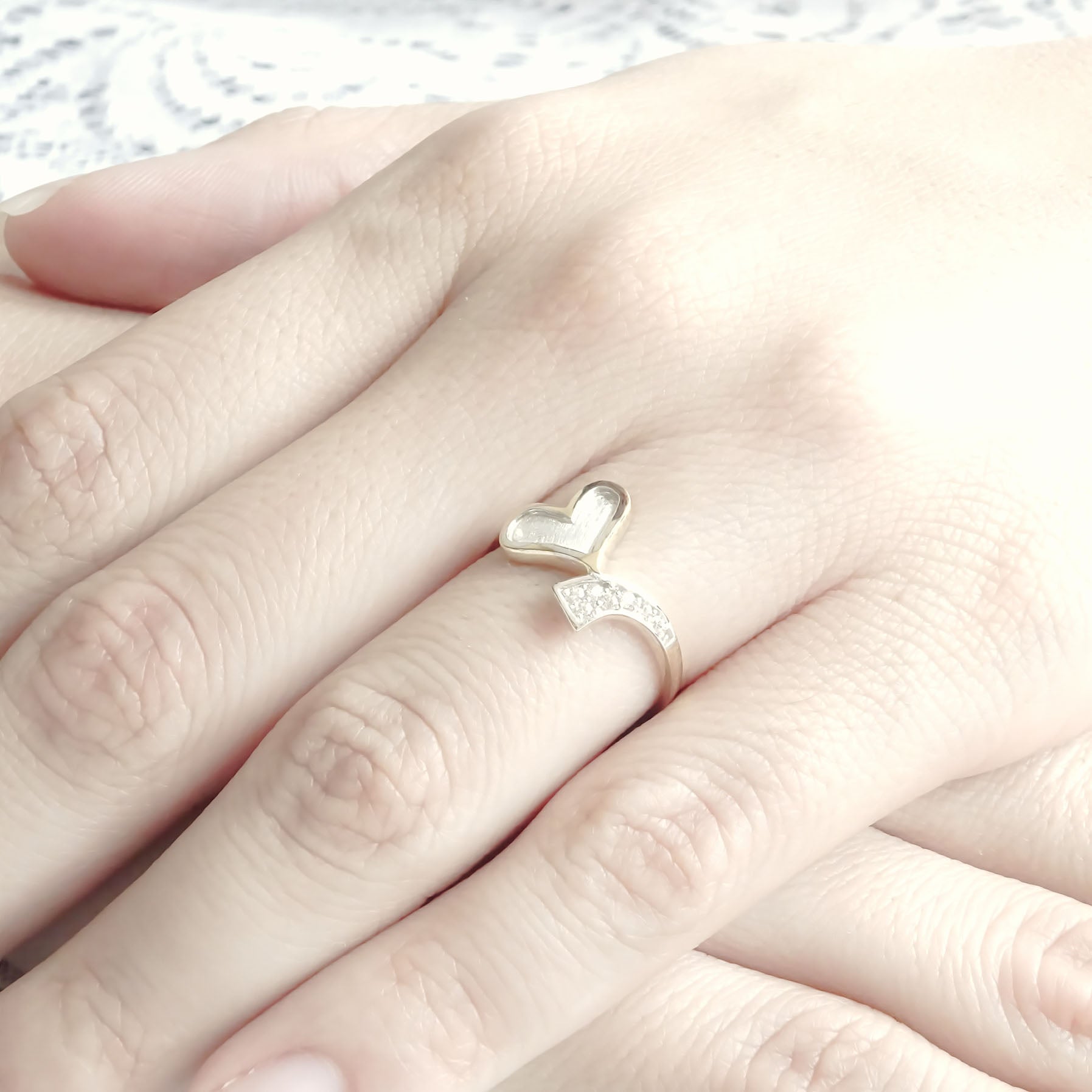 Amor Eterno - Anillo Corazón Ribbon / Oro Sólido 10k