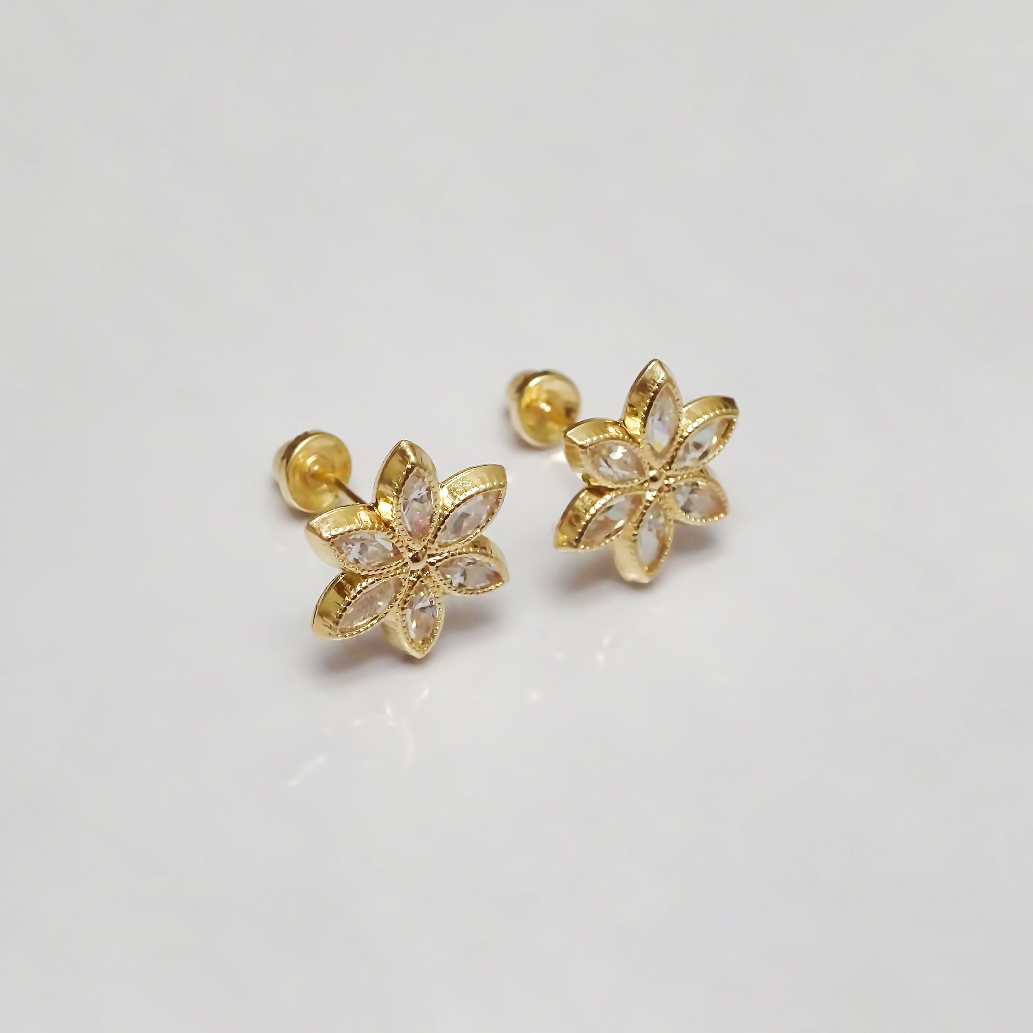 Amor Eterno - Broqueles Flor Eve / Aretes Oro 10k