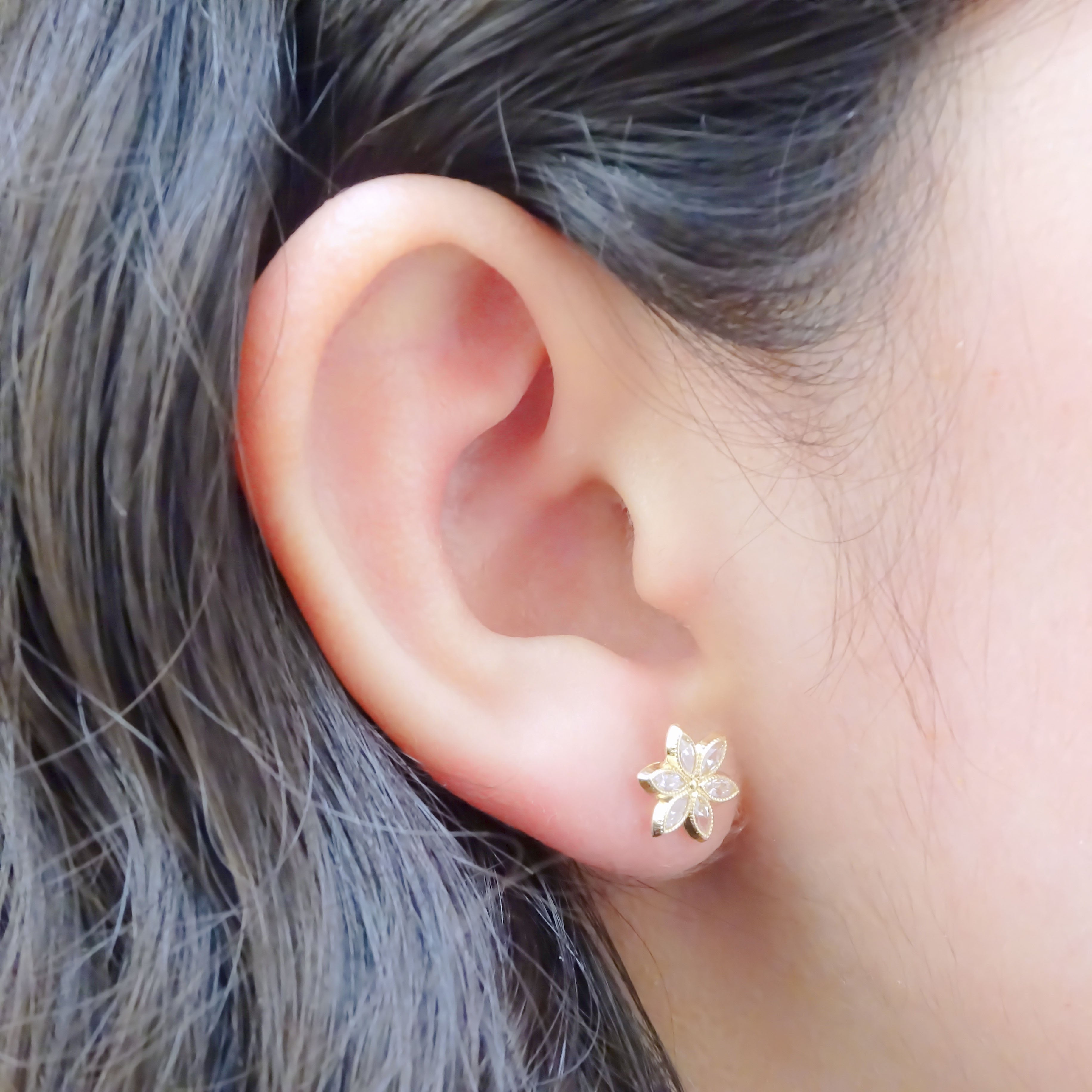 Amor Eterno - Broqueles Flor Eve / Aretes Oro 10k