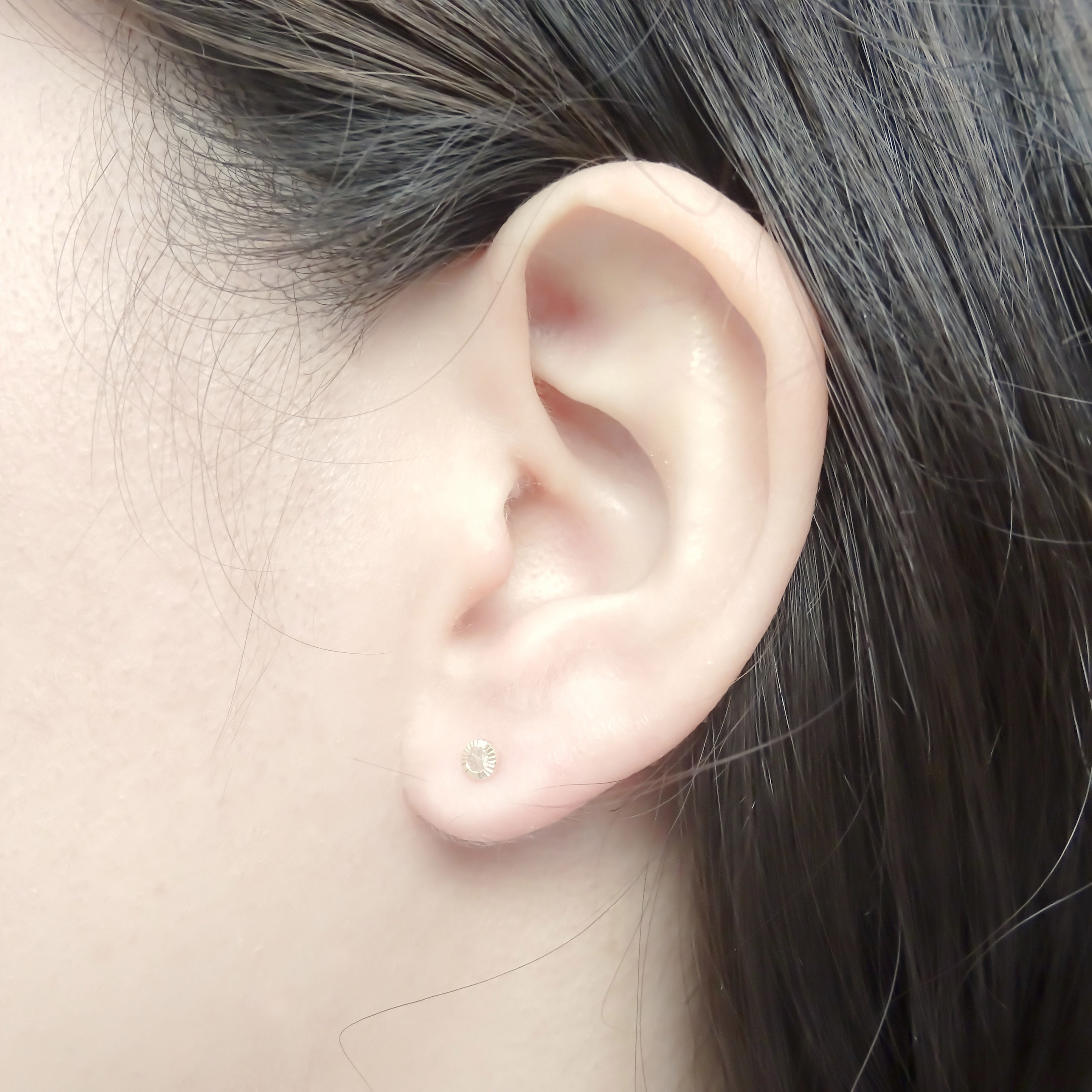 Amor Eterno - Broqueles Facetado Bebé / Aretes / Oro 10k / Transparente