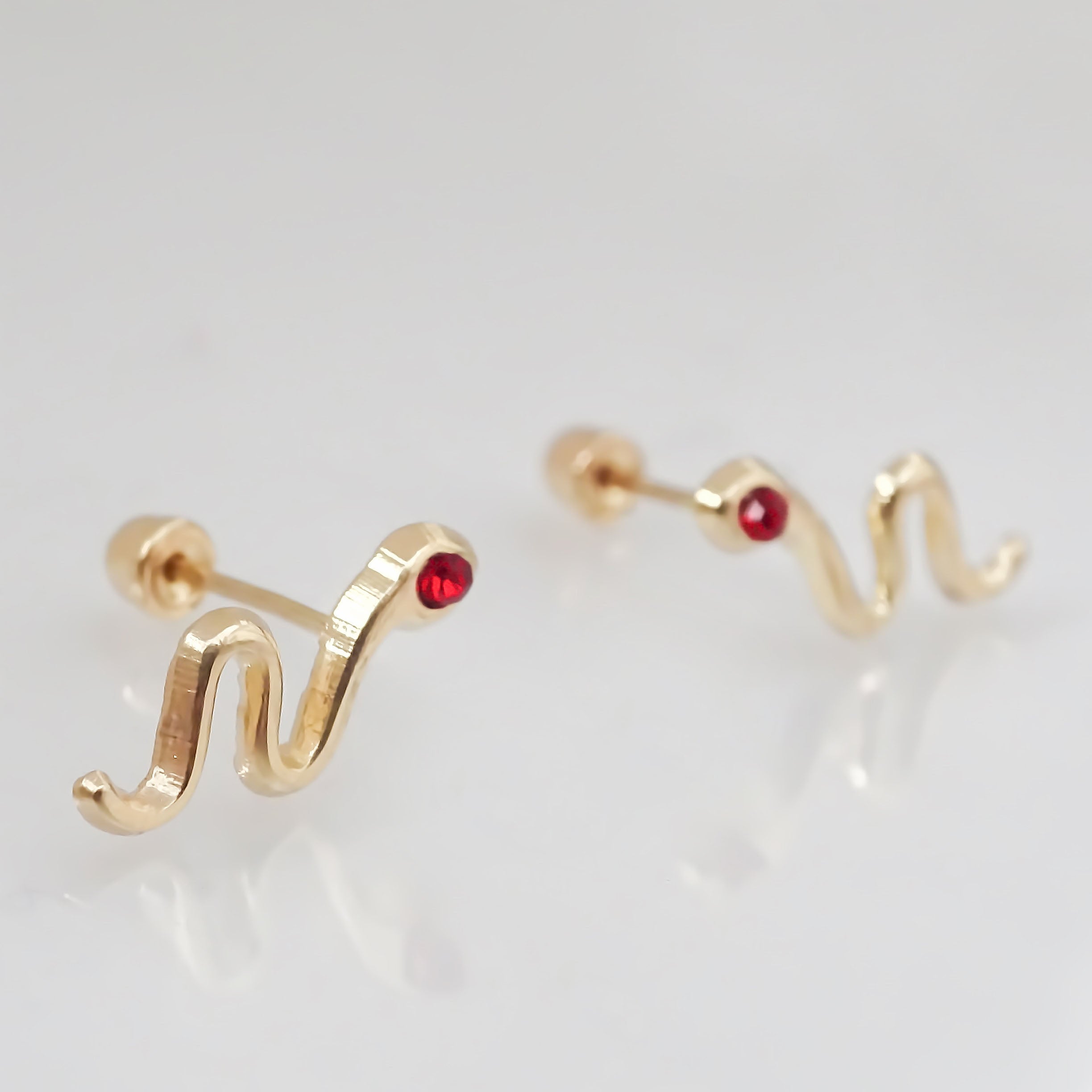 Amor Eterno - Broqueles Serpiente Vibora / Aretes / Oro 10k / Rojo