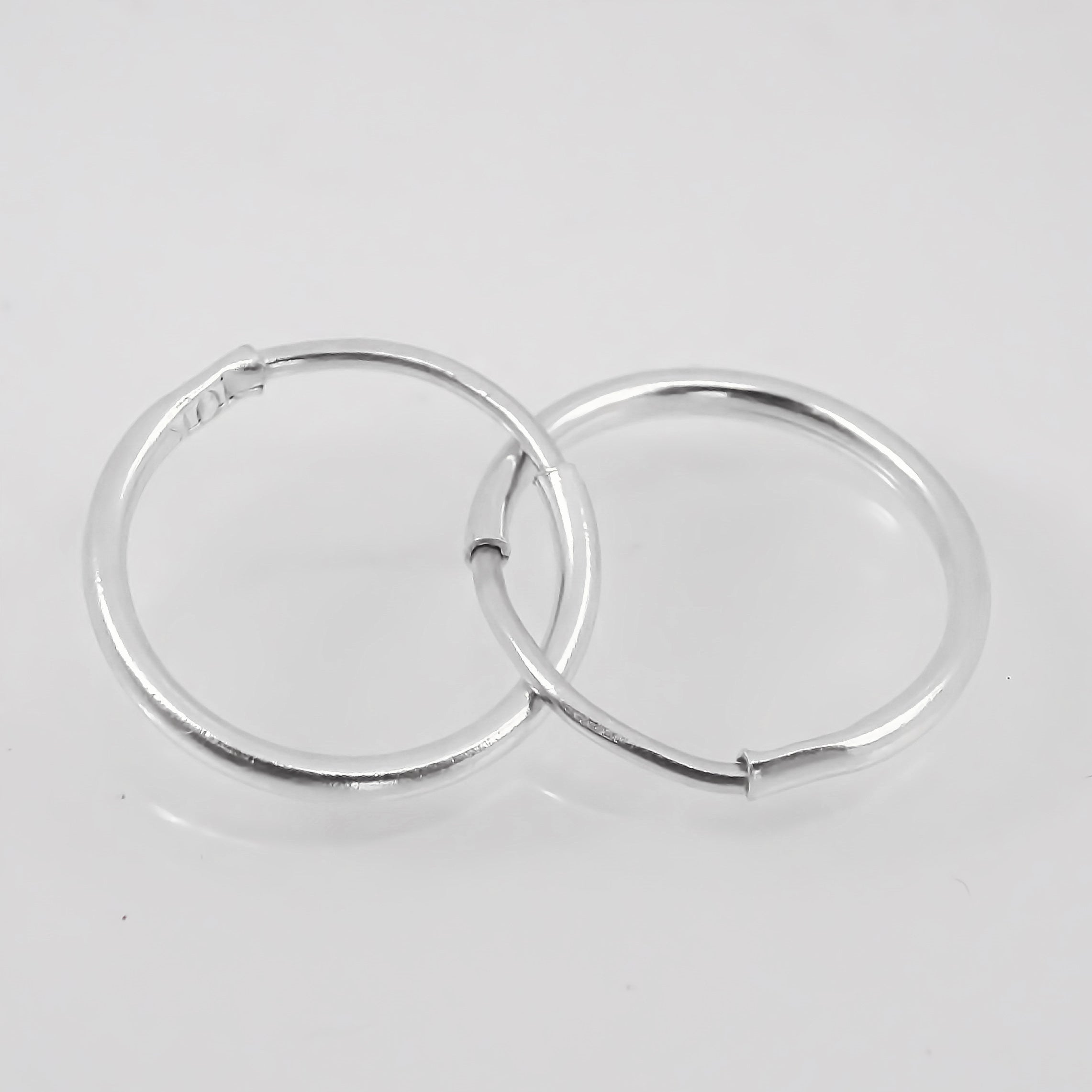 Arracadas lisas 7 mm Oro blanco 10k.