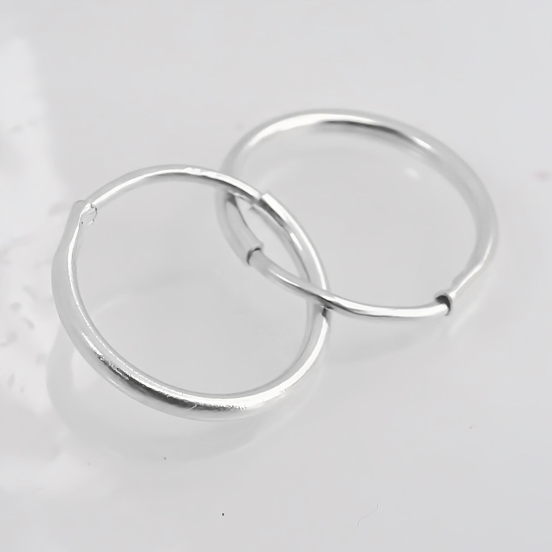 Arracadas lisas 1 cm Oro blanco de 10k.