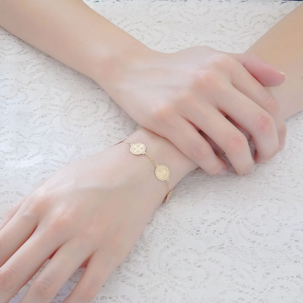 Amor Eterno - Pulsera Medalla Cruz San Benito Oro 10k Sólido