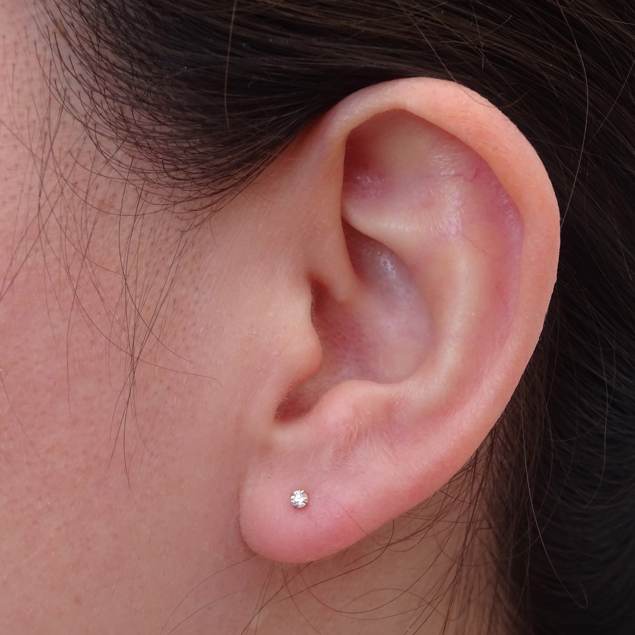 Amor Eterno - Broqueles Recto Mini Bebé / Aretes / Oro 10k / Transparente