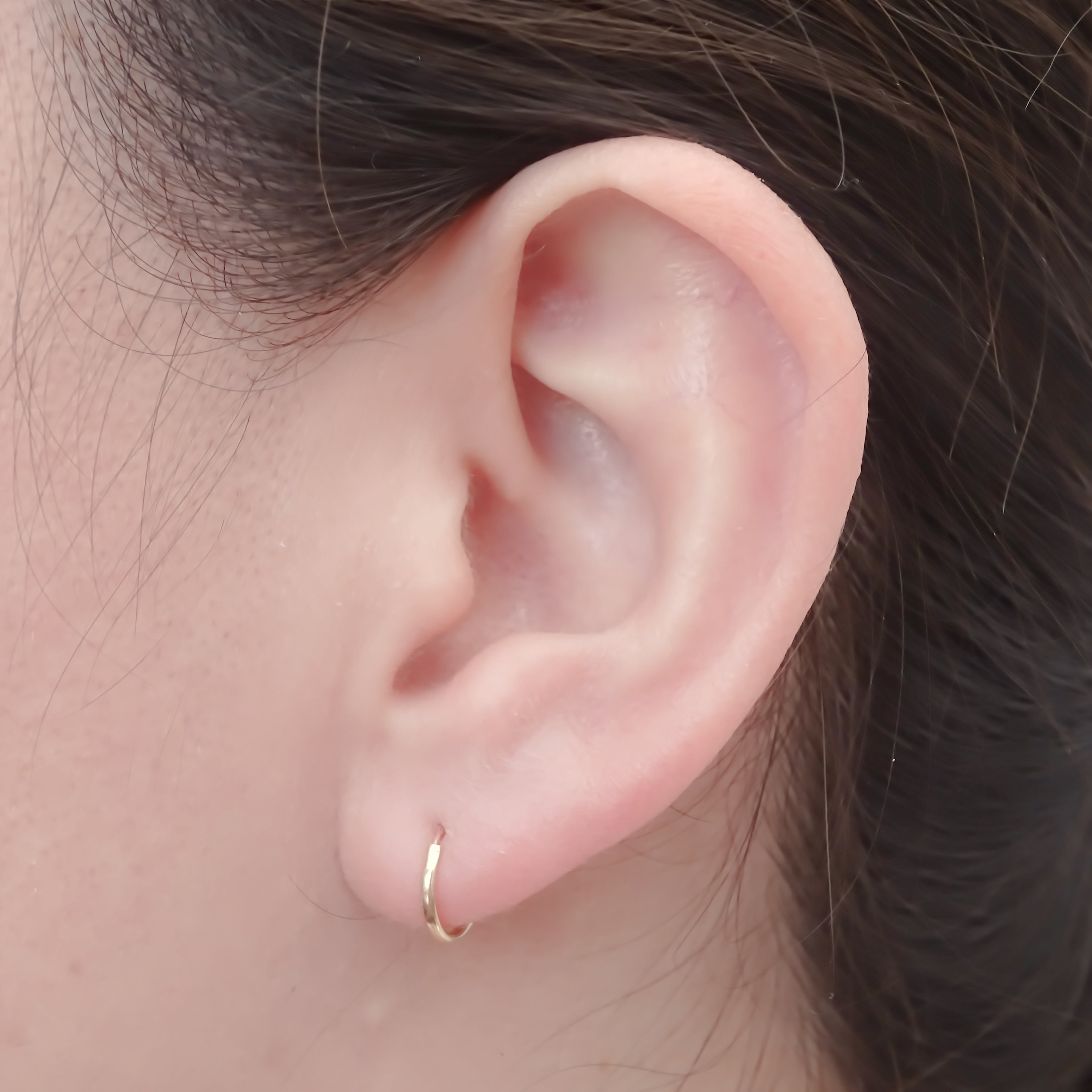 Arracadas lisas 7 mm Oro blanco 10k.