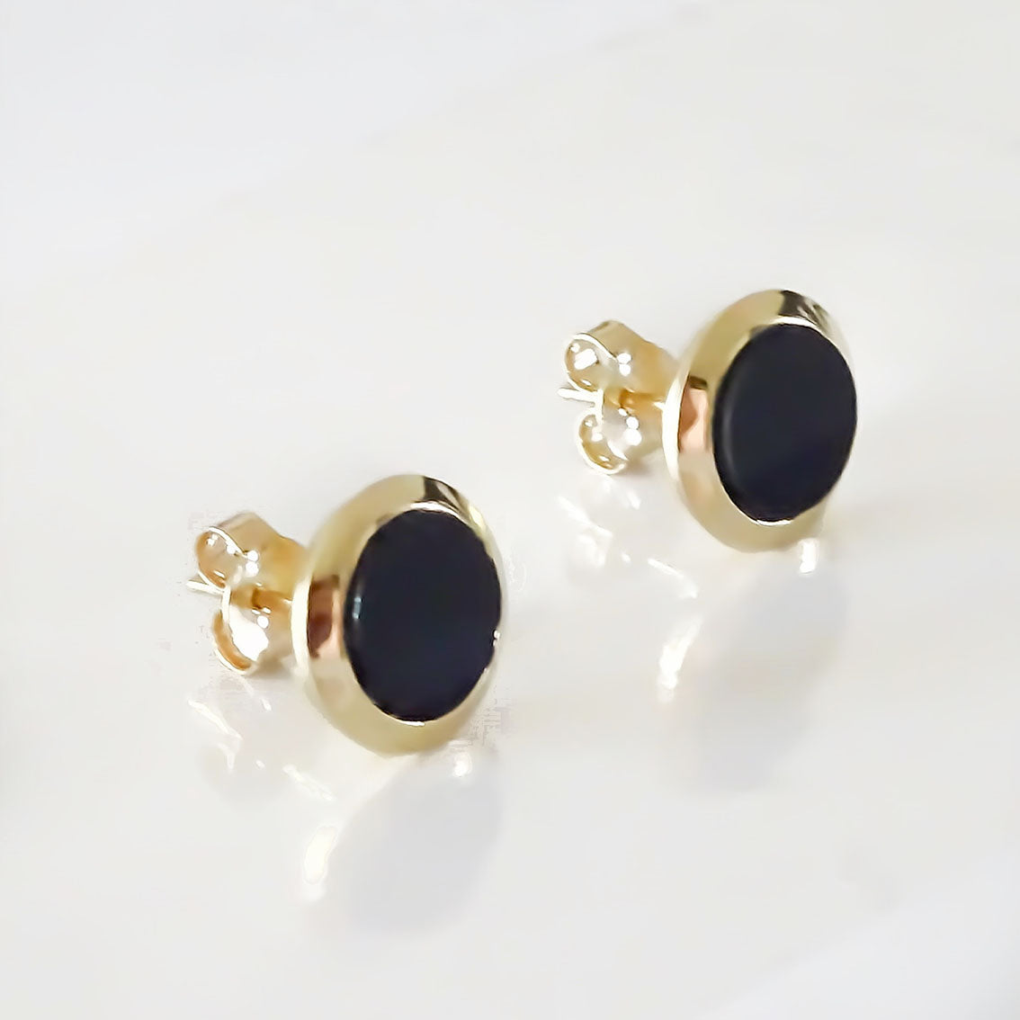 Amor Eterno - Aretes Broche Mariposa Círculo Onix / Oro 10k