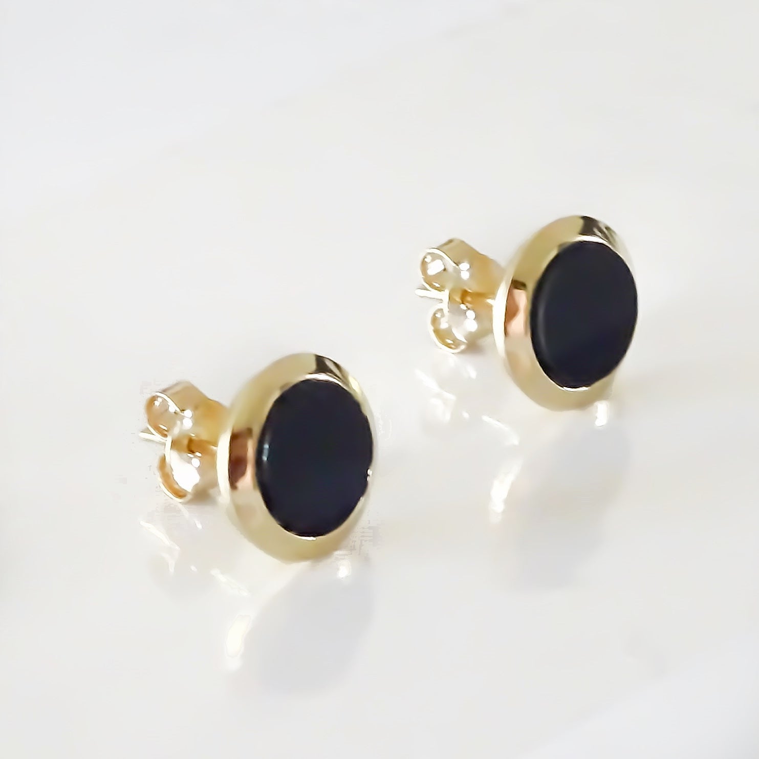 Amor Eterno - Aretes Broche Mariposa Círculo Onix / Oro 10k