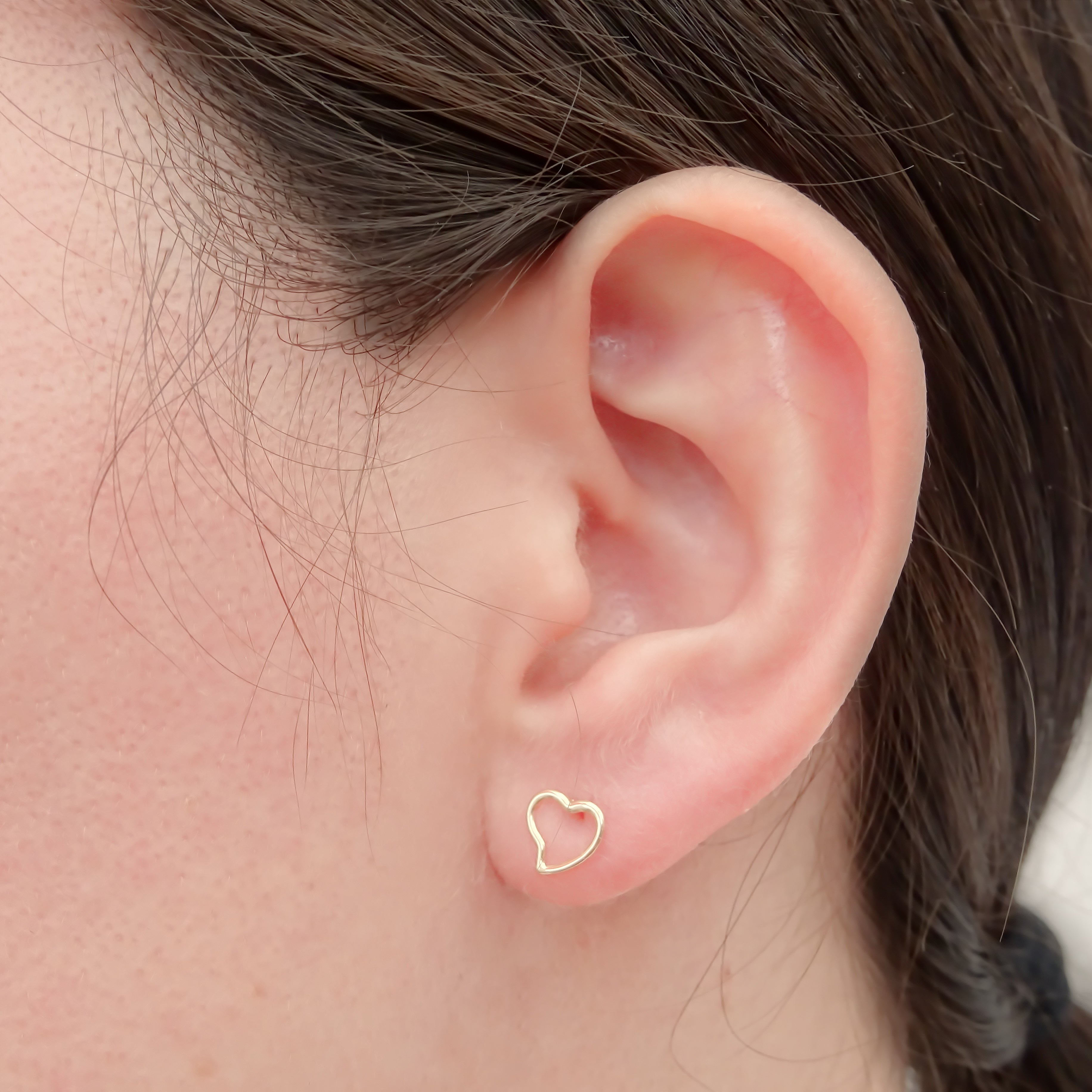Amor Eterno - Broqueles Corazón Cursiva Aretes Oro Sólid 10k
