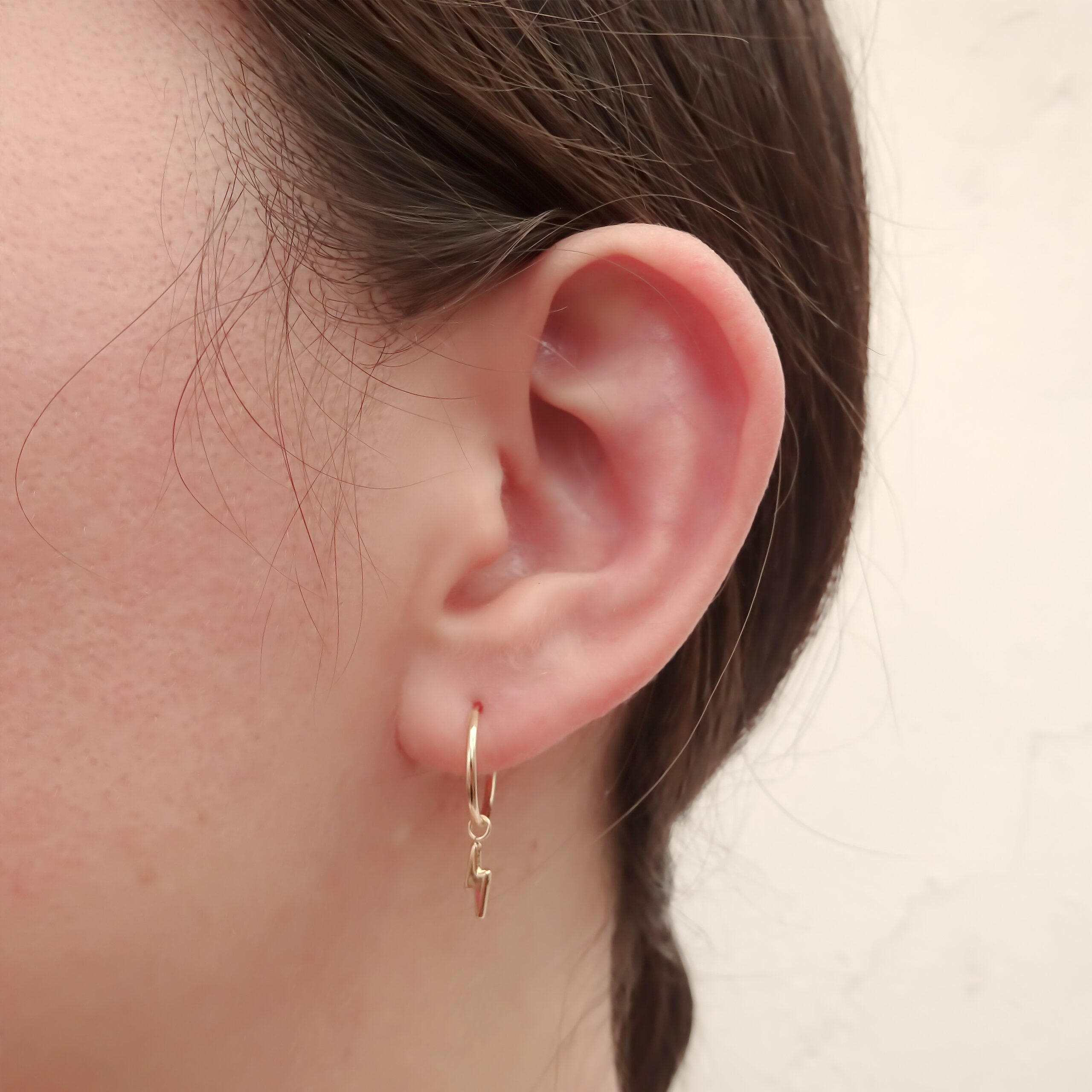 Dije con arracada Rayo Oro 10k.