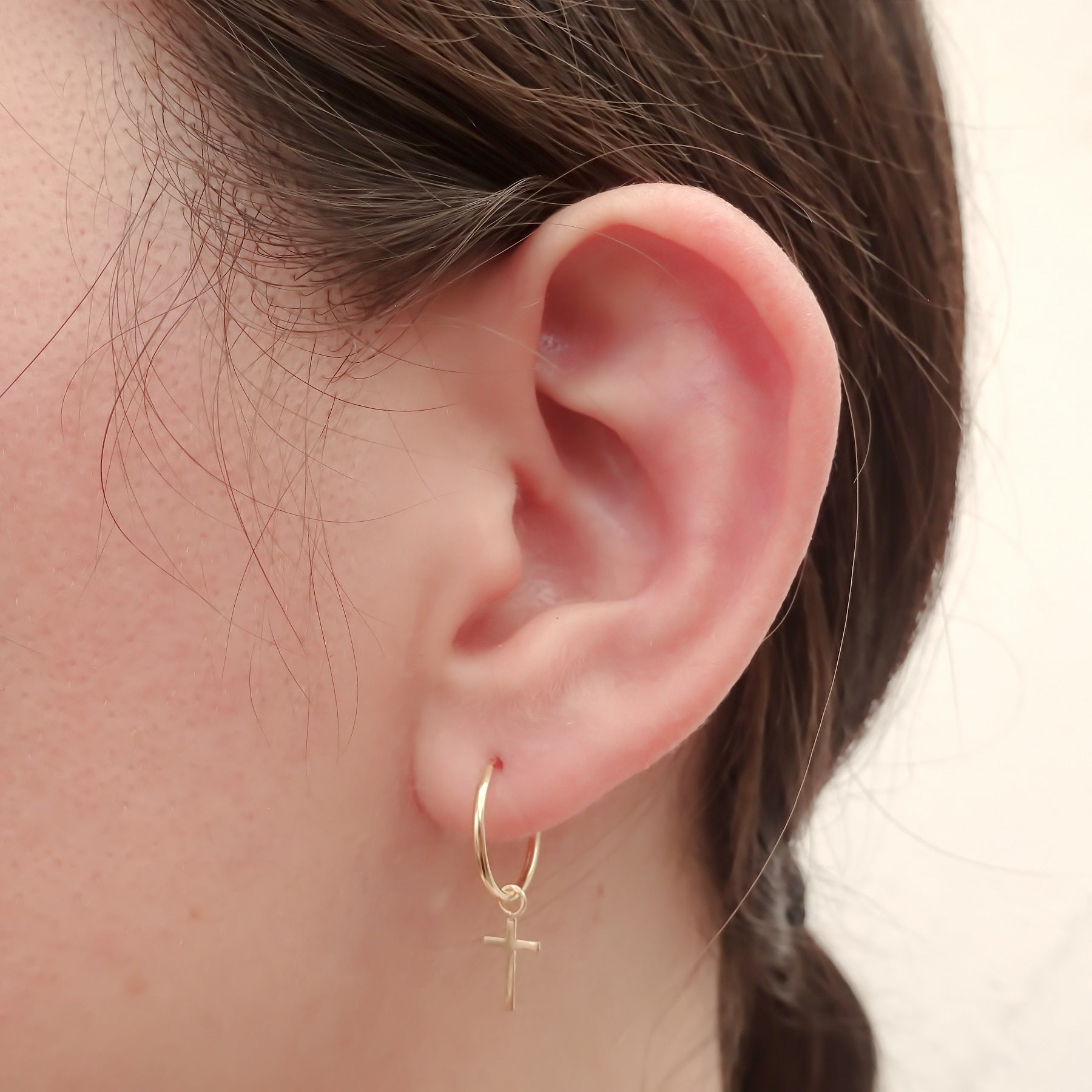 Dije con arracada Cruz Oro 10k.