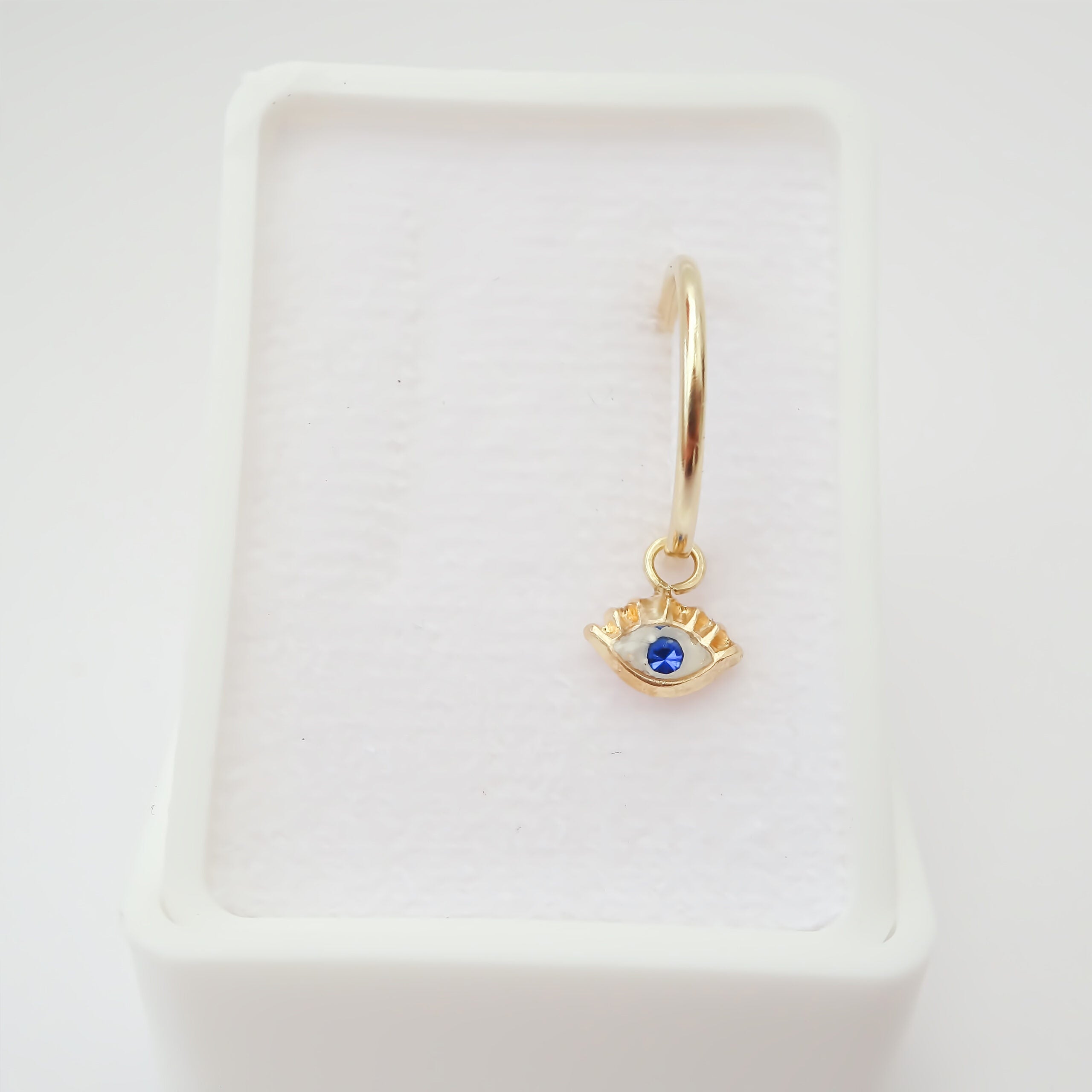 Dije con arracada Ojo Turco Oro amarillo 10k.