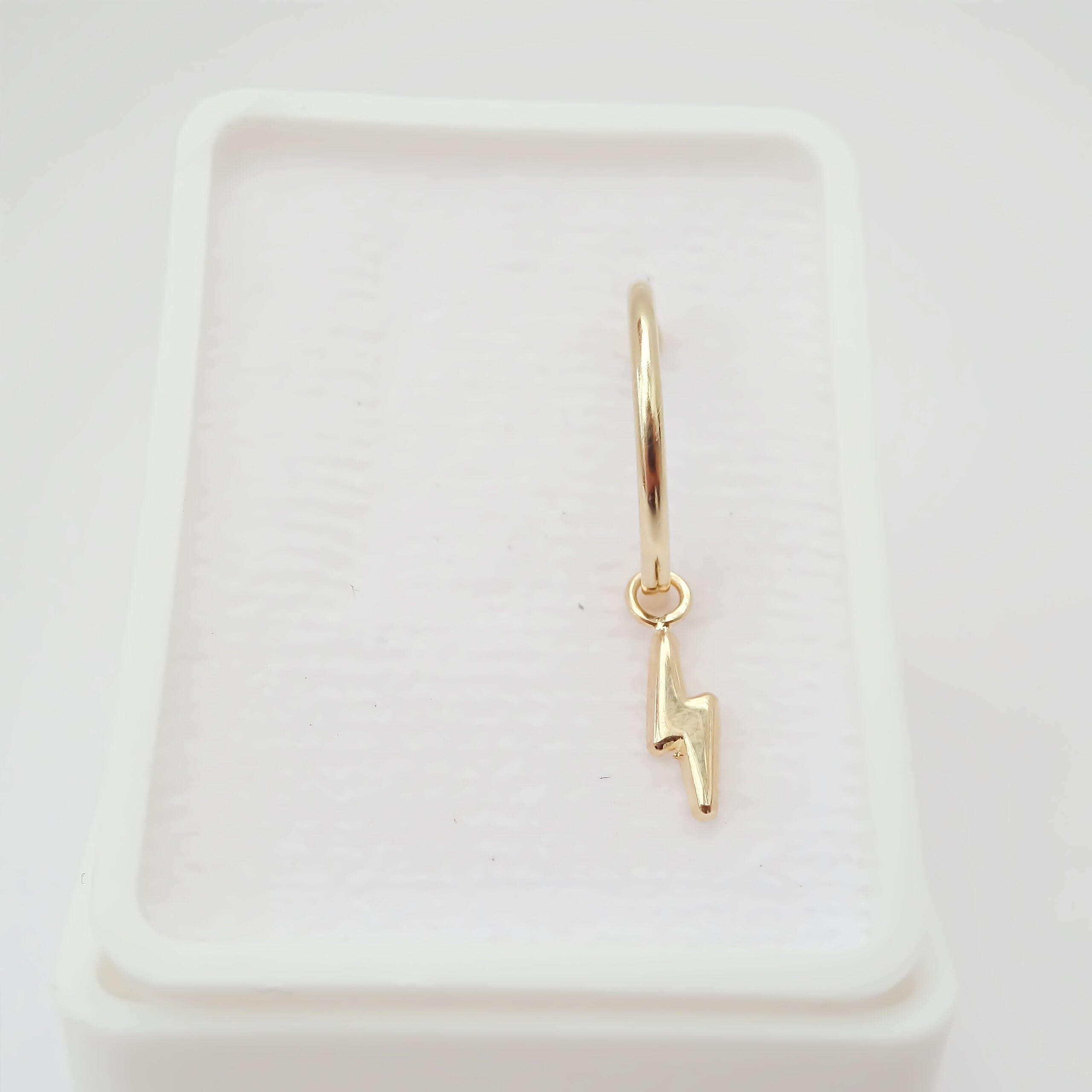 Dije con arracada Rayo Oro 10k.