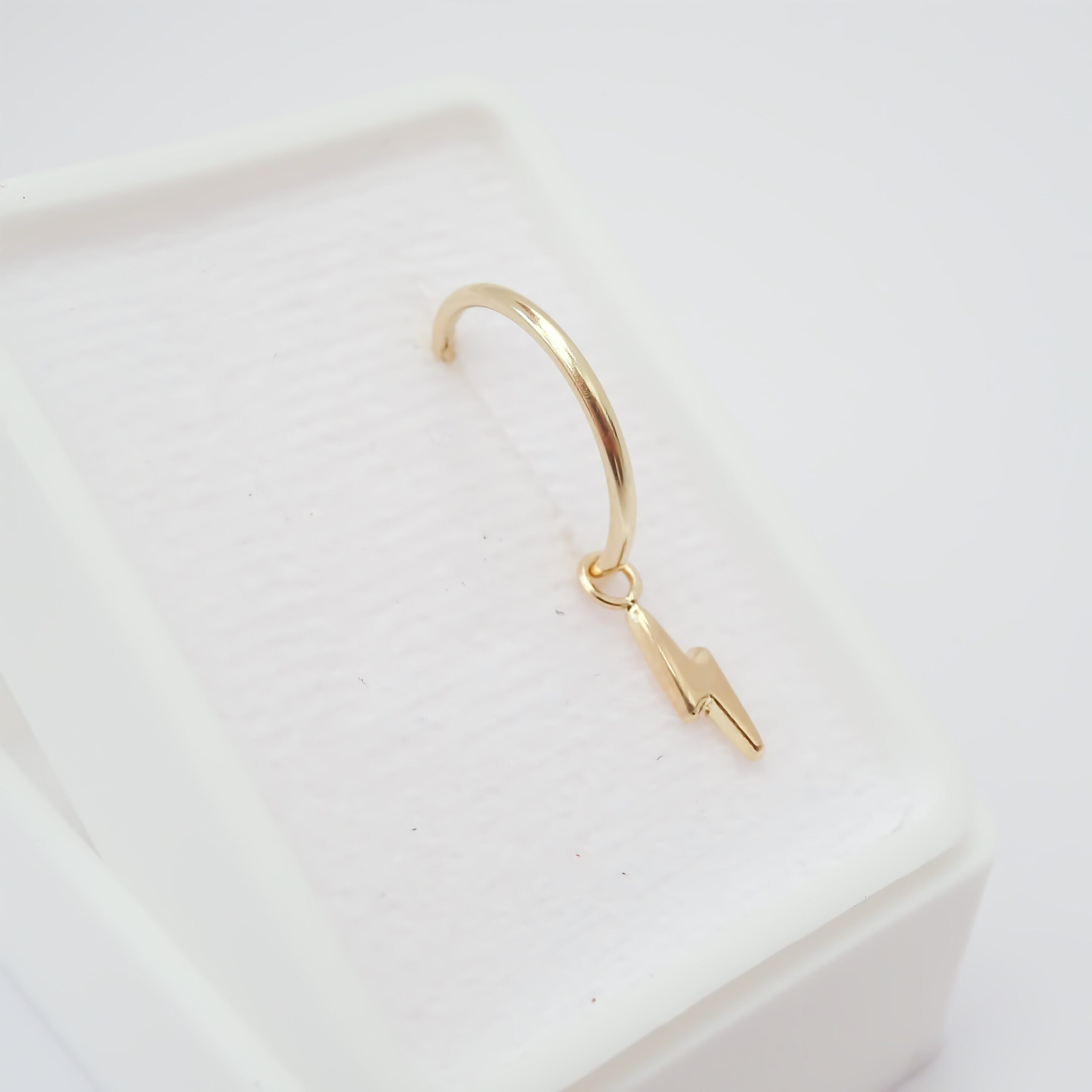 Dije con arracada Rayo Oro 10k.