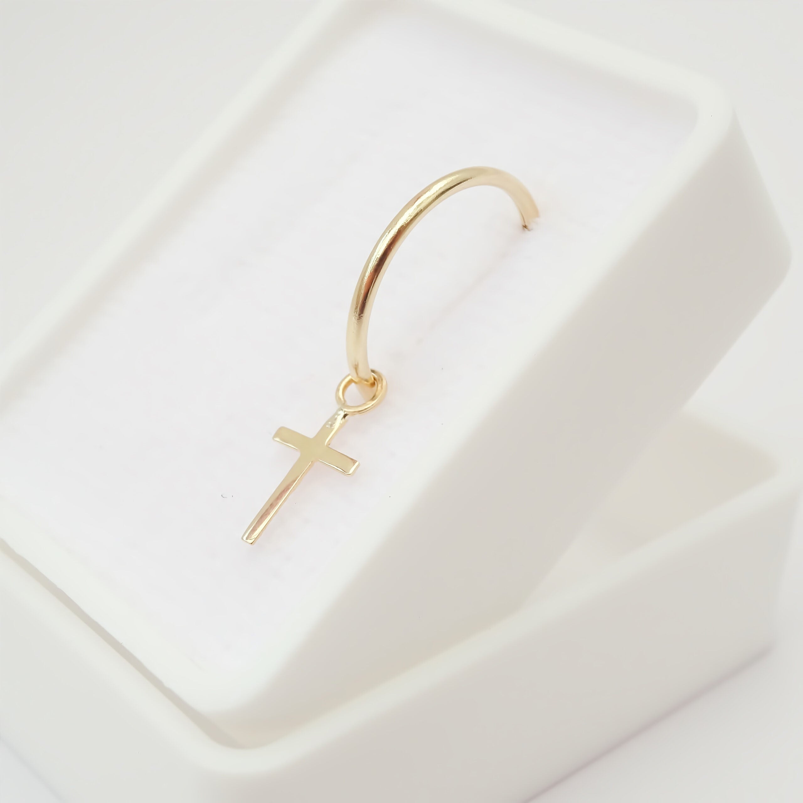 Dije con arracada Cruz Oro 10k.