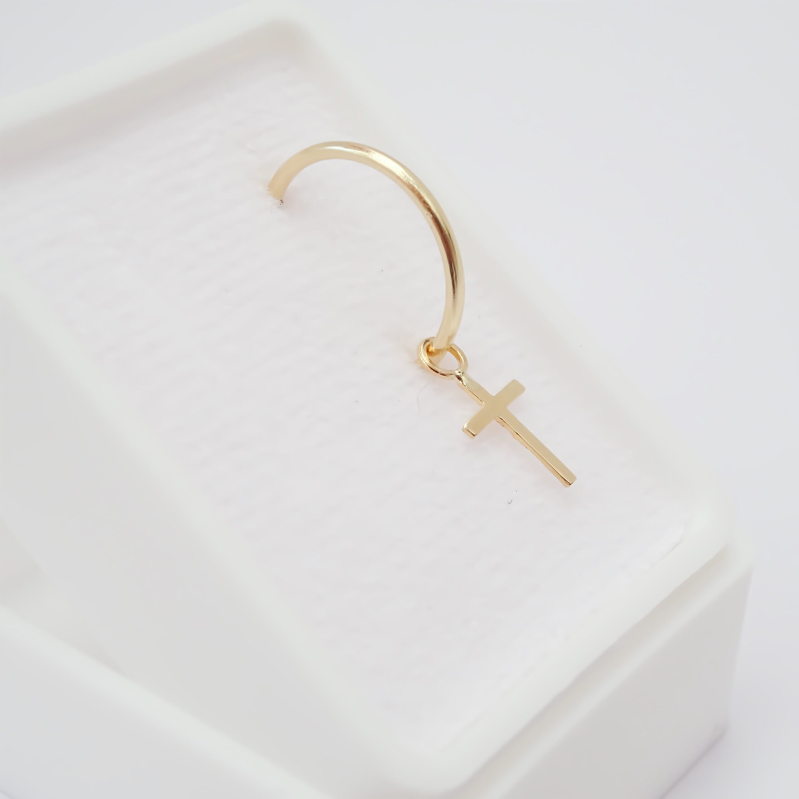 Dije con arracada Cruz Oro 10k.