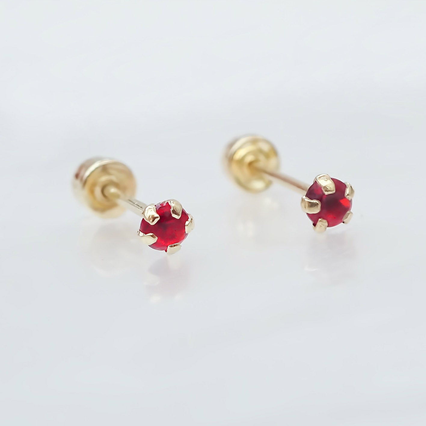 Amor Eterno - Broqueles Recto Mini Bebé / Aretes / Oro 10k / Rojo
