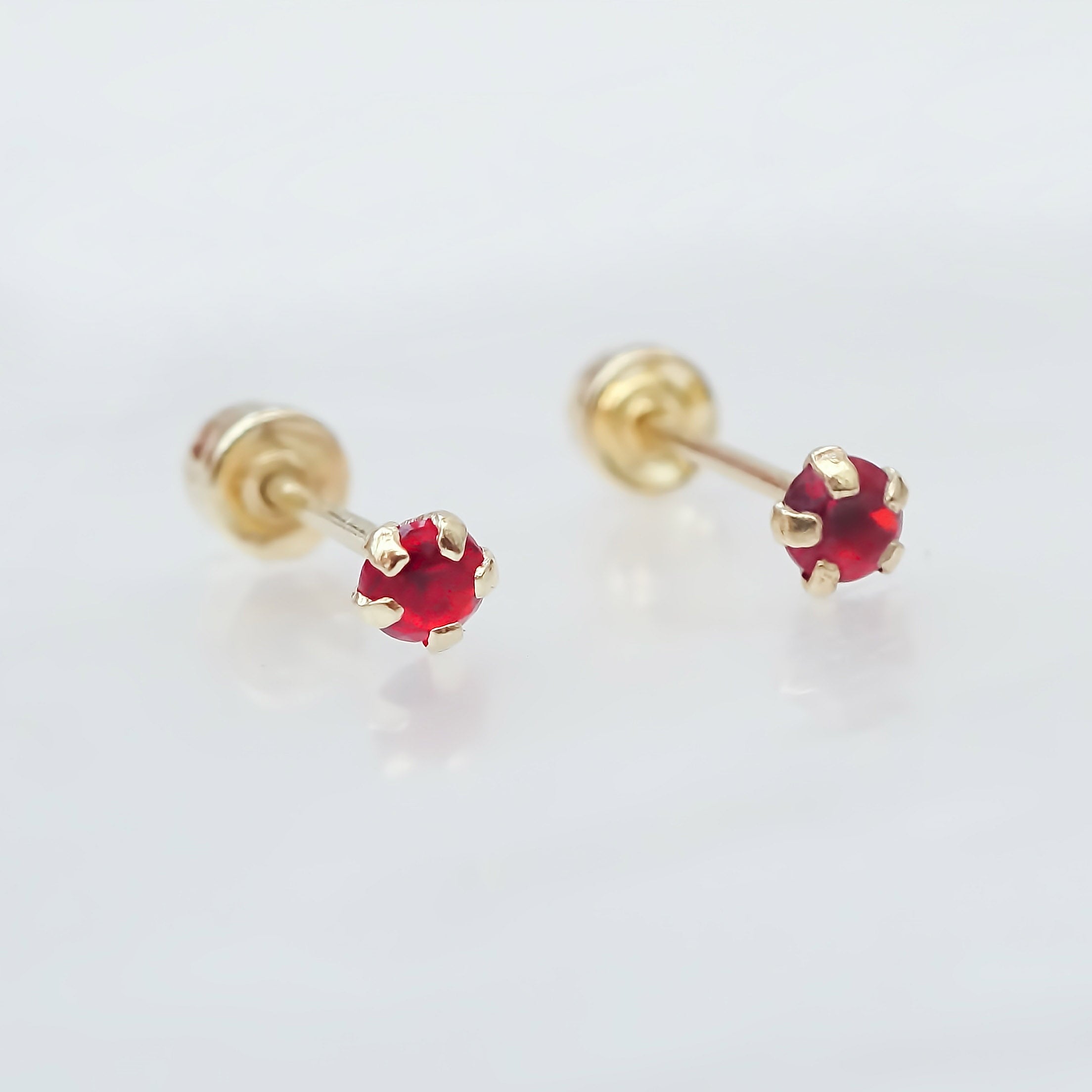 Amor Eterno - Broqueles Recto Mini Bebé / Aretes / Oro 10k / Rojo