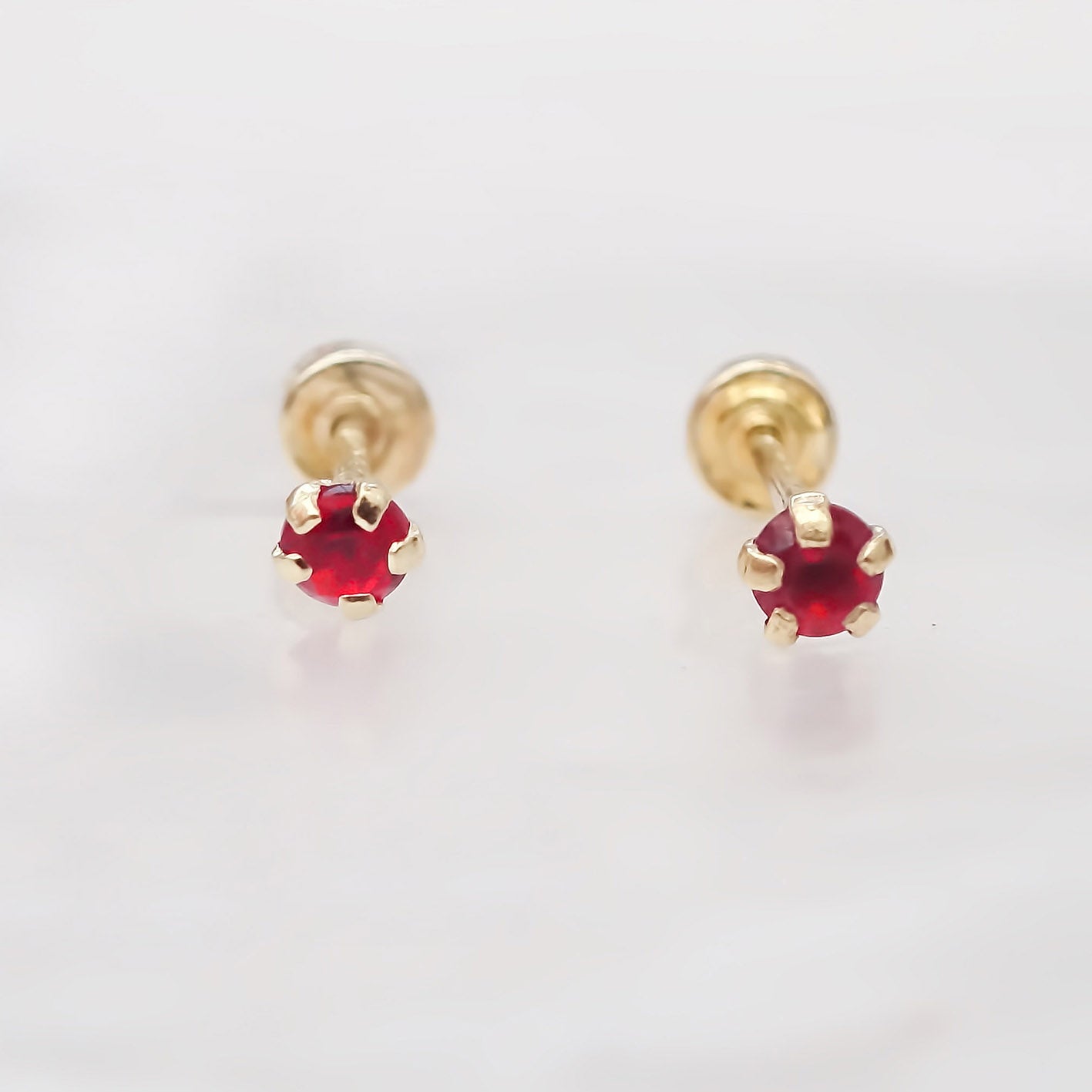 Amor Eterno - Broqueles Recto Mini Bebé / Aretes / Oro 10k / Rojo