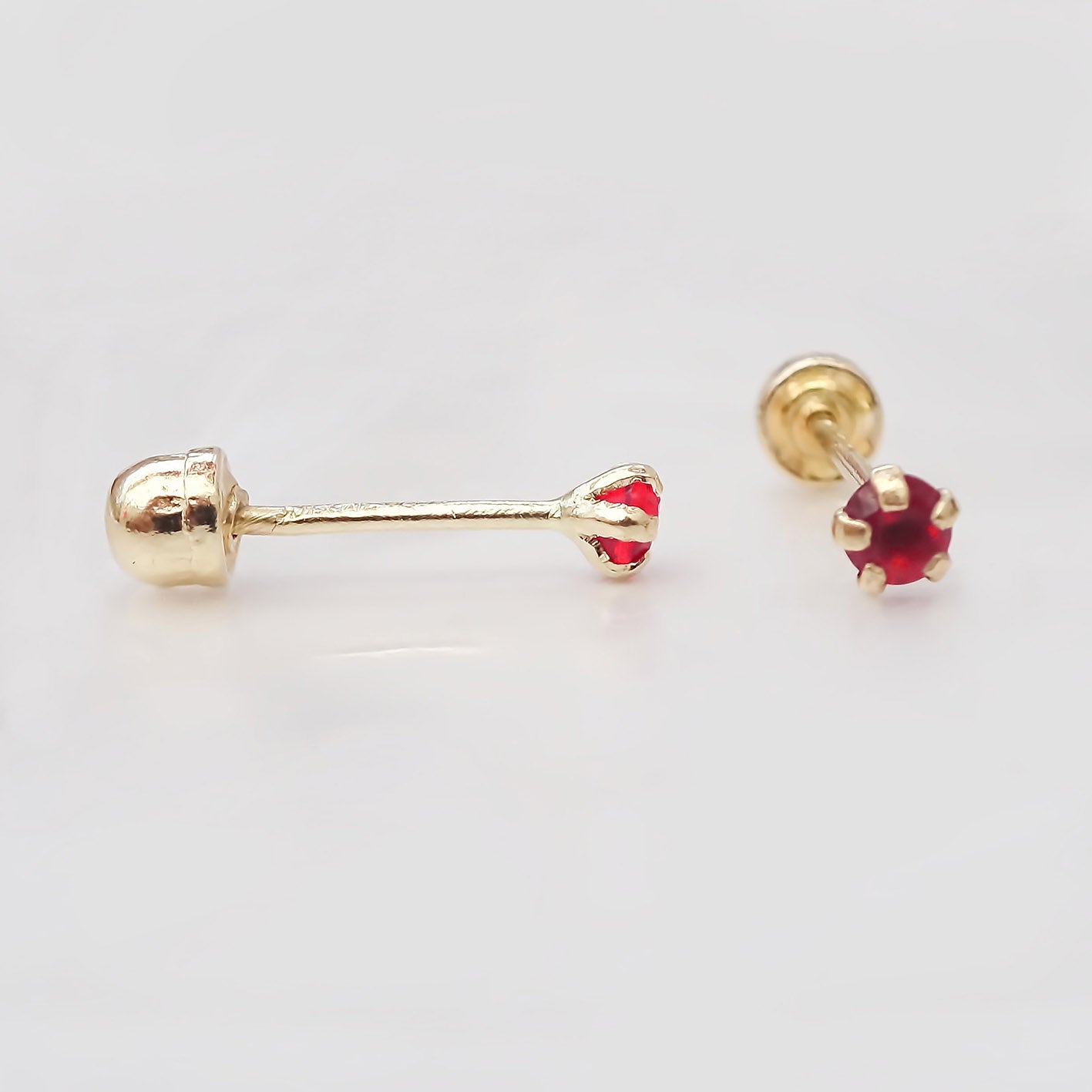 Amor Eterno - Broqueles Recto Mini Bebé / Aretes / Oro 10k / Rojo