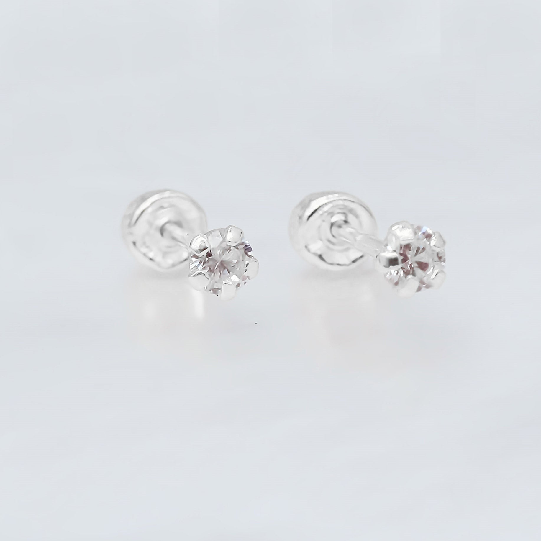 Amor Eterno - Broqueles Recto Mini Bebé / Aretes / Oro 10k / Blanco