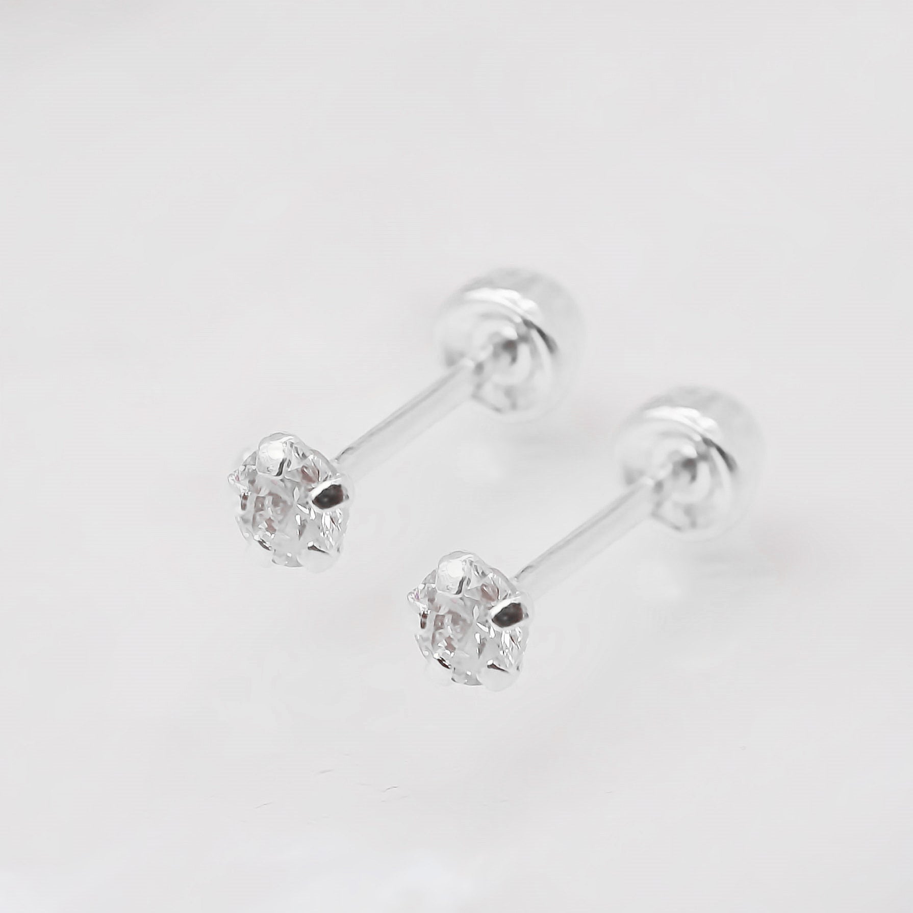 Amor Eterno - Broqueles Recto Mini Bebé / Aretes / Oro 10k / Blanco