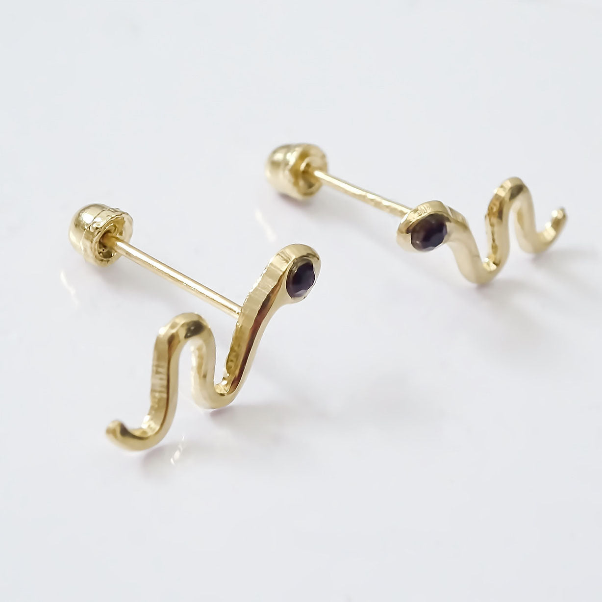 Amor Eterno - Broqueles Serpiente Vibora / Aretes / Oro 10k / Negro