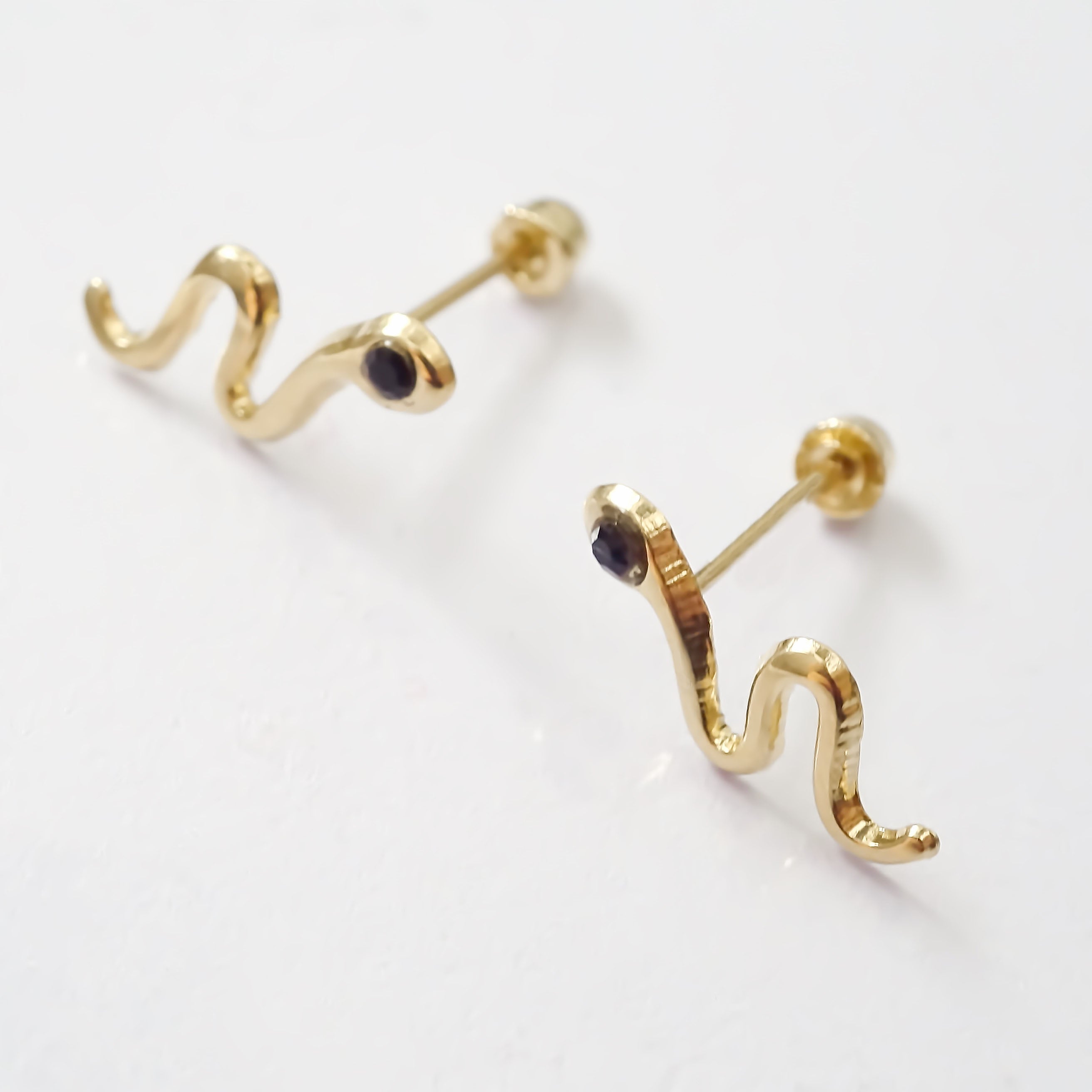 Amor Eterno - Broqueles Serpiente Vibora / Aretes / Oro 10k / Negro