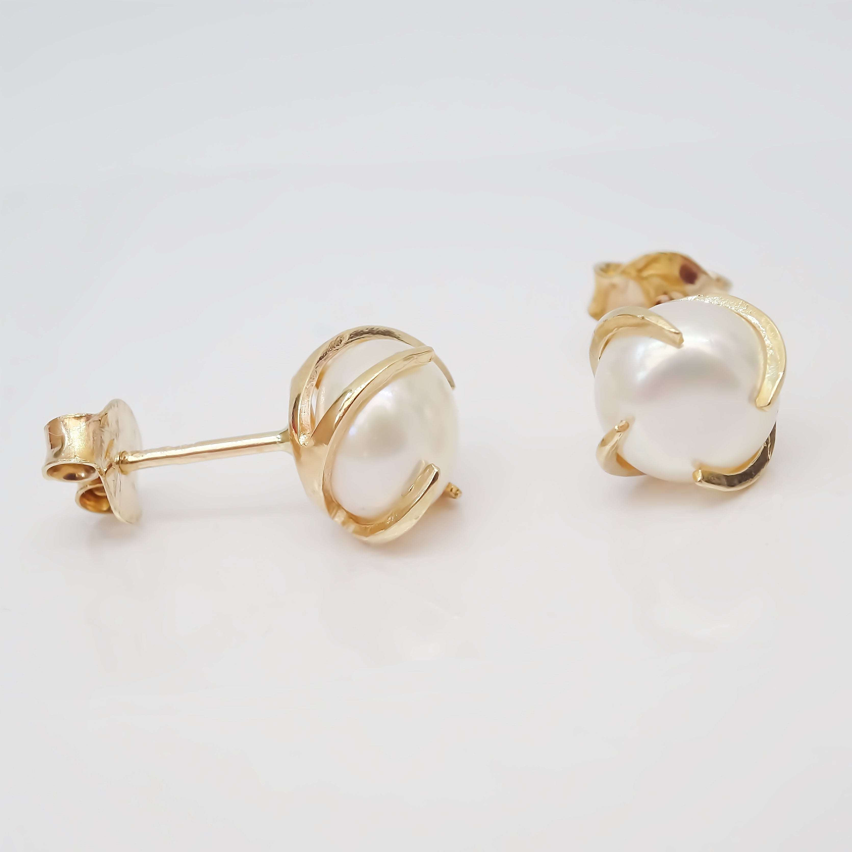 Amor Eterno - Perla Espiral Gde Aretes Con Mariposa Oro 10k