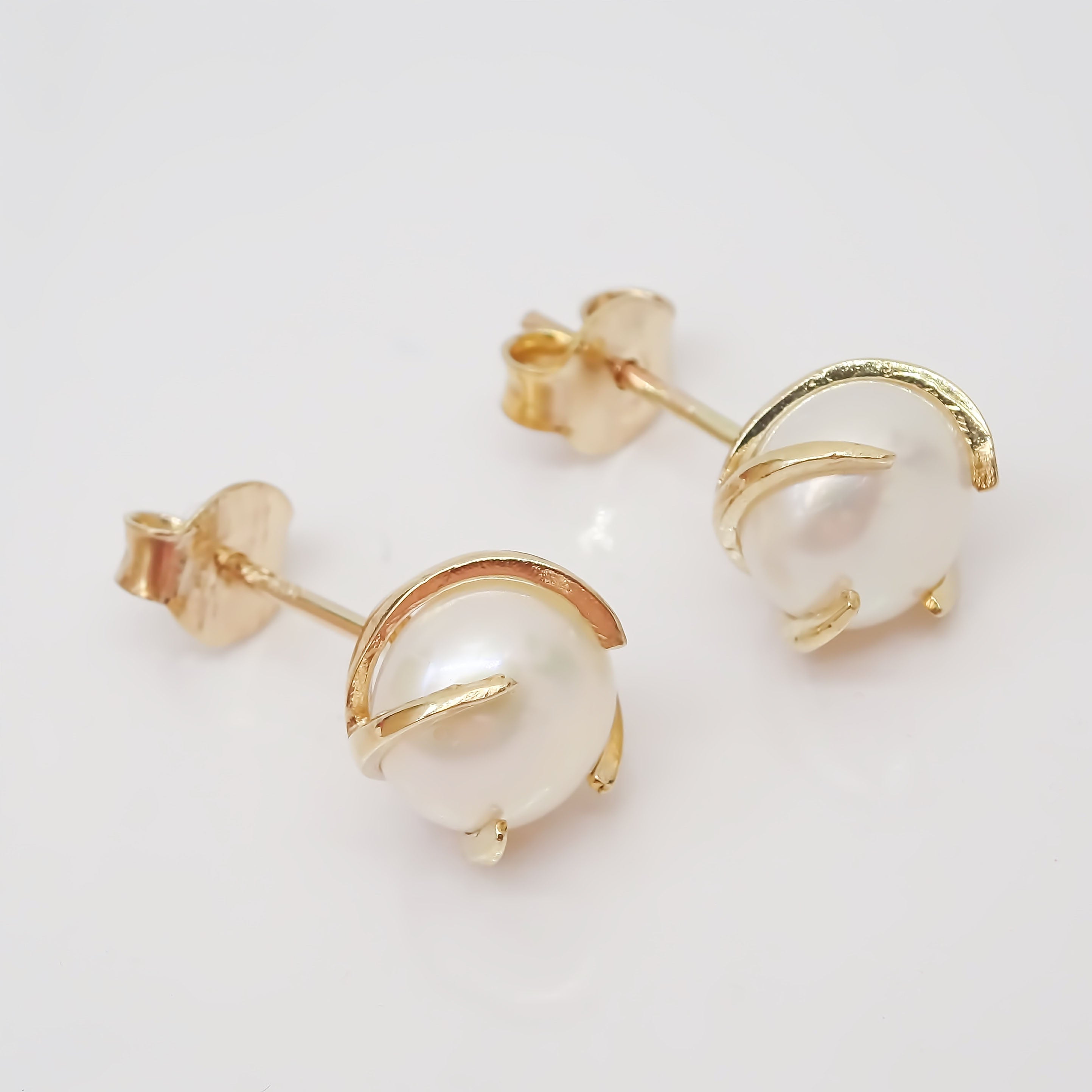 Amor Eterno - Perla Espiral Gde Aretes Con Mariposa Oro 10k