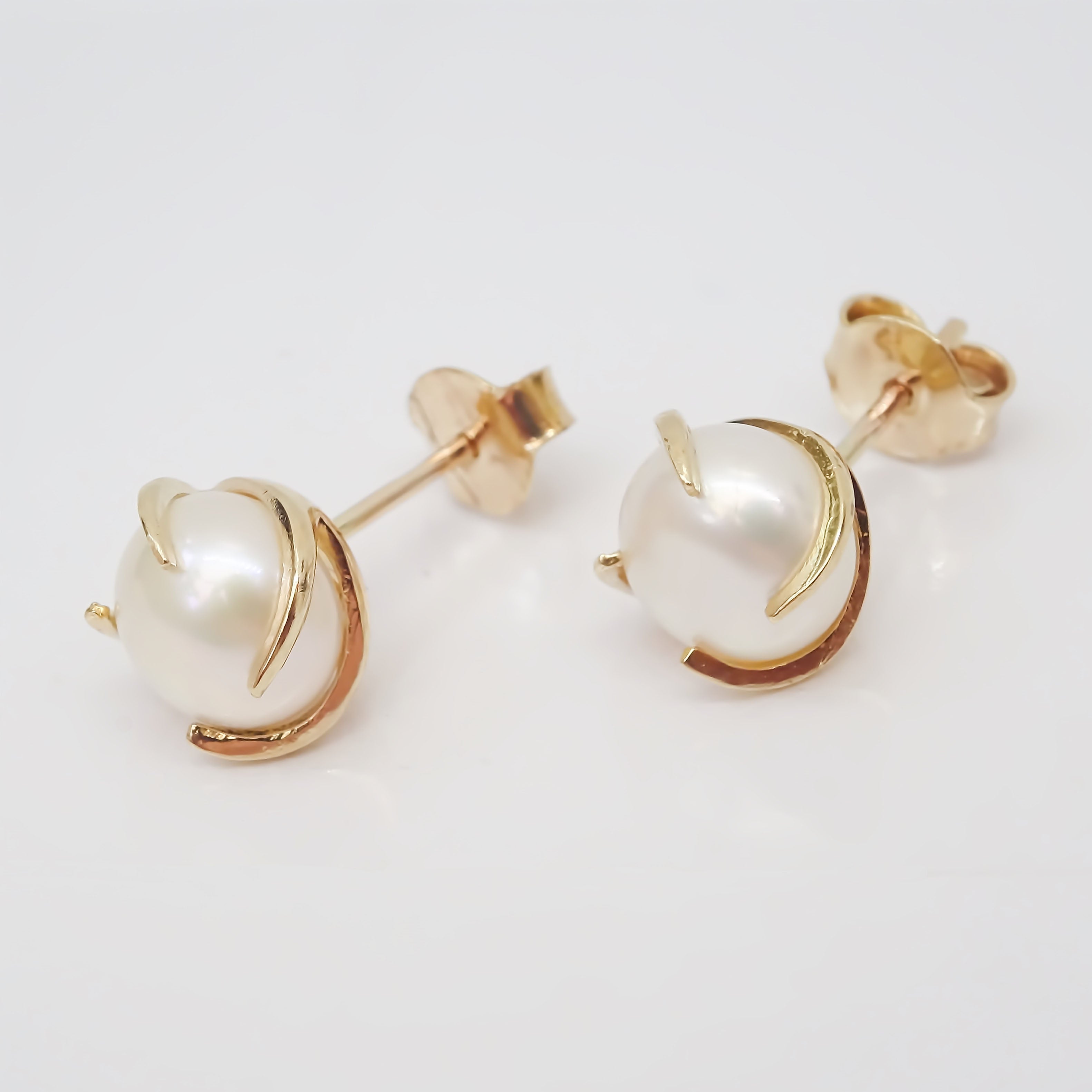 Amor Eterno - Perla Espiral Gde Aretes Con Mariposa Oro 10k