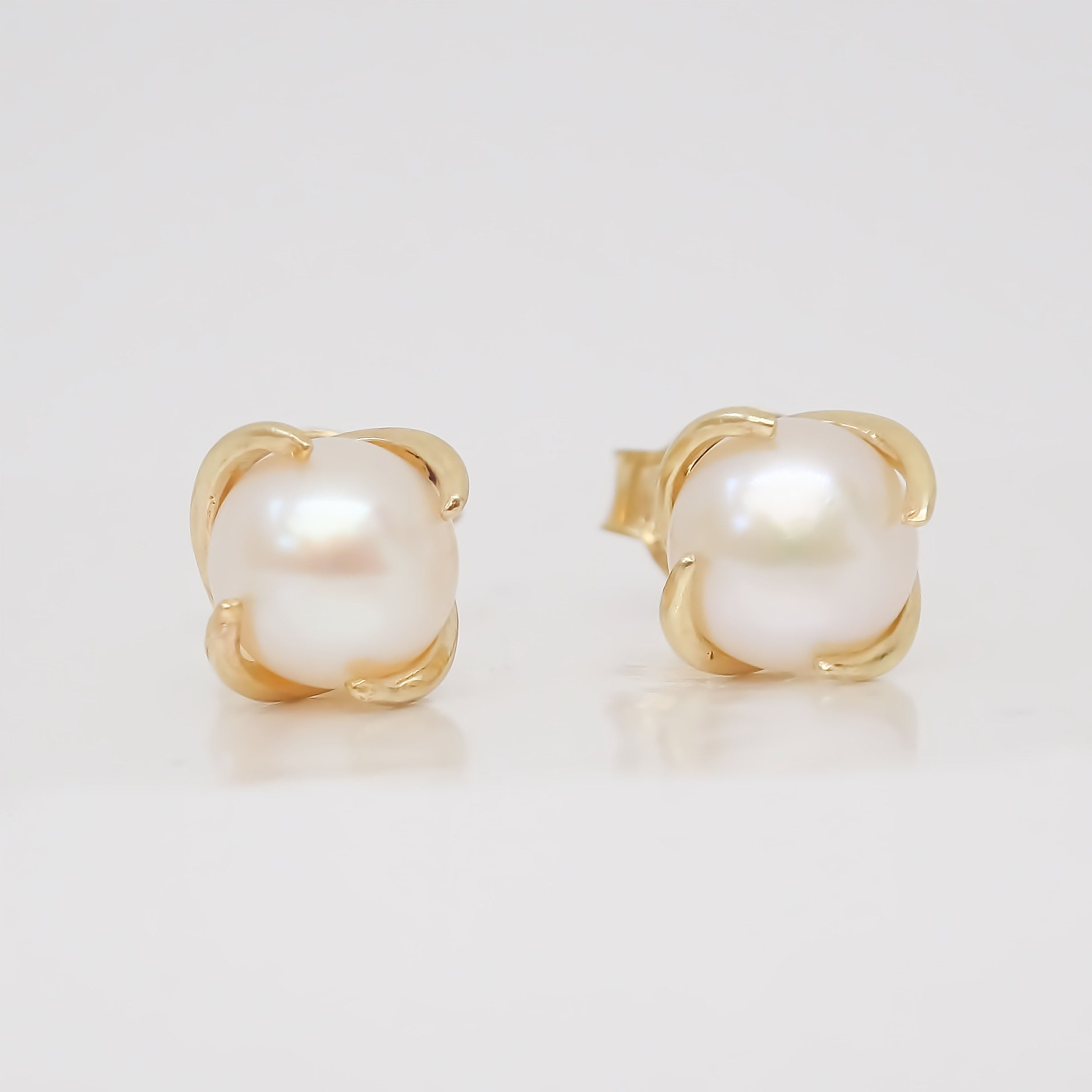 Amor Eterno - Perla Espiral Gde Aretes Con Mariposa Oro 10k