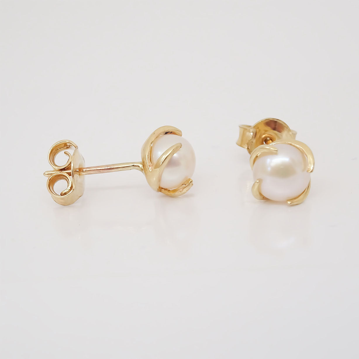 Amor Eterno - Perla Espiral Ch Aretes Con Mariposa Oro 10k