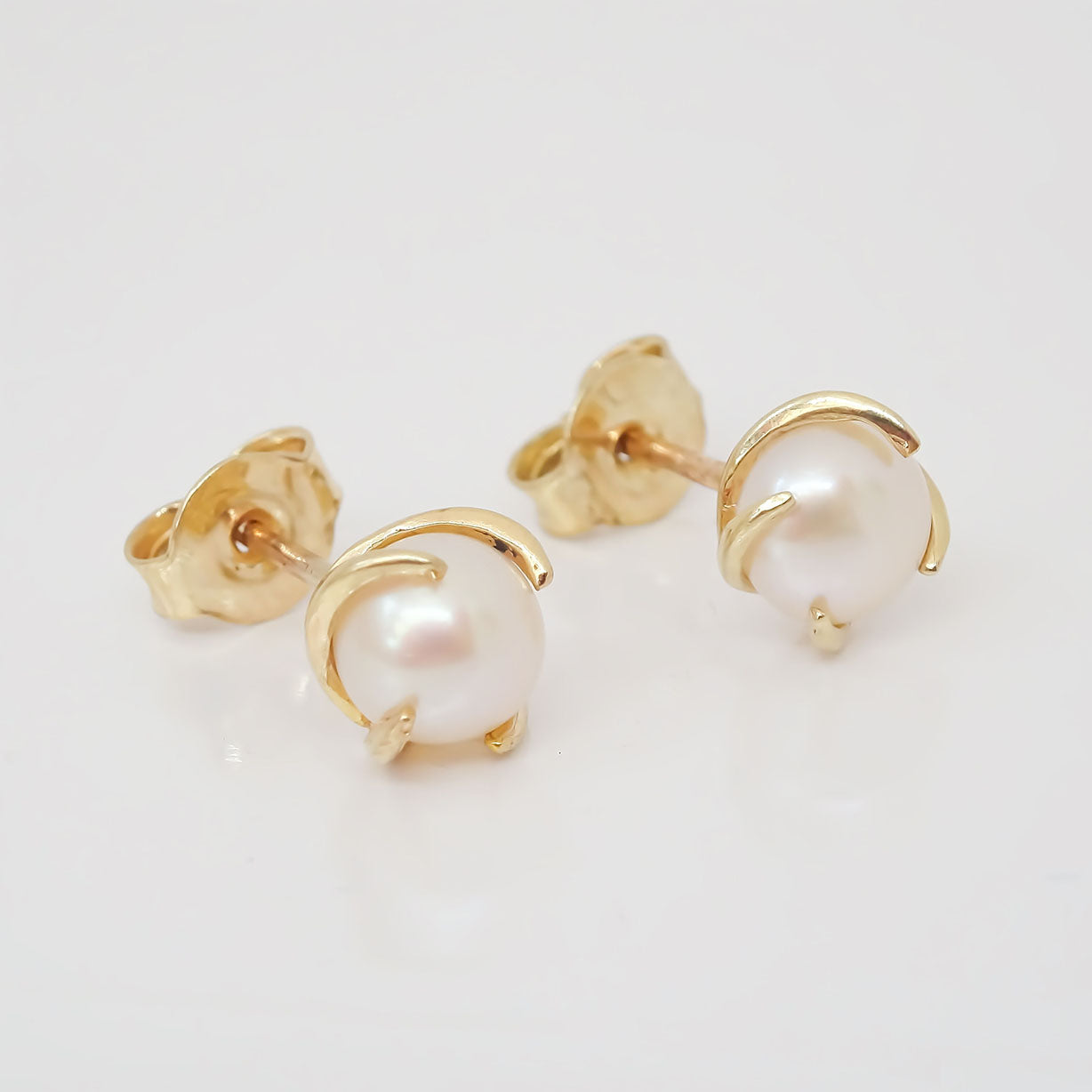 Amor Eterno - Perla Espiral Ch Aretes Con Mariposa Oro 10k