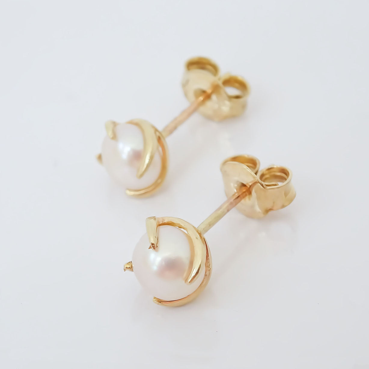 Amor Eterno - Perla Espiral Ch Aretes Con Mariposa Oro 10k