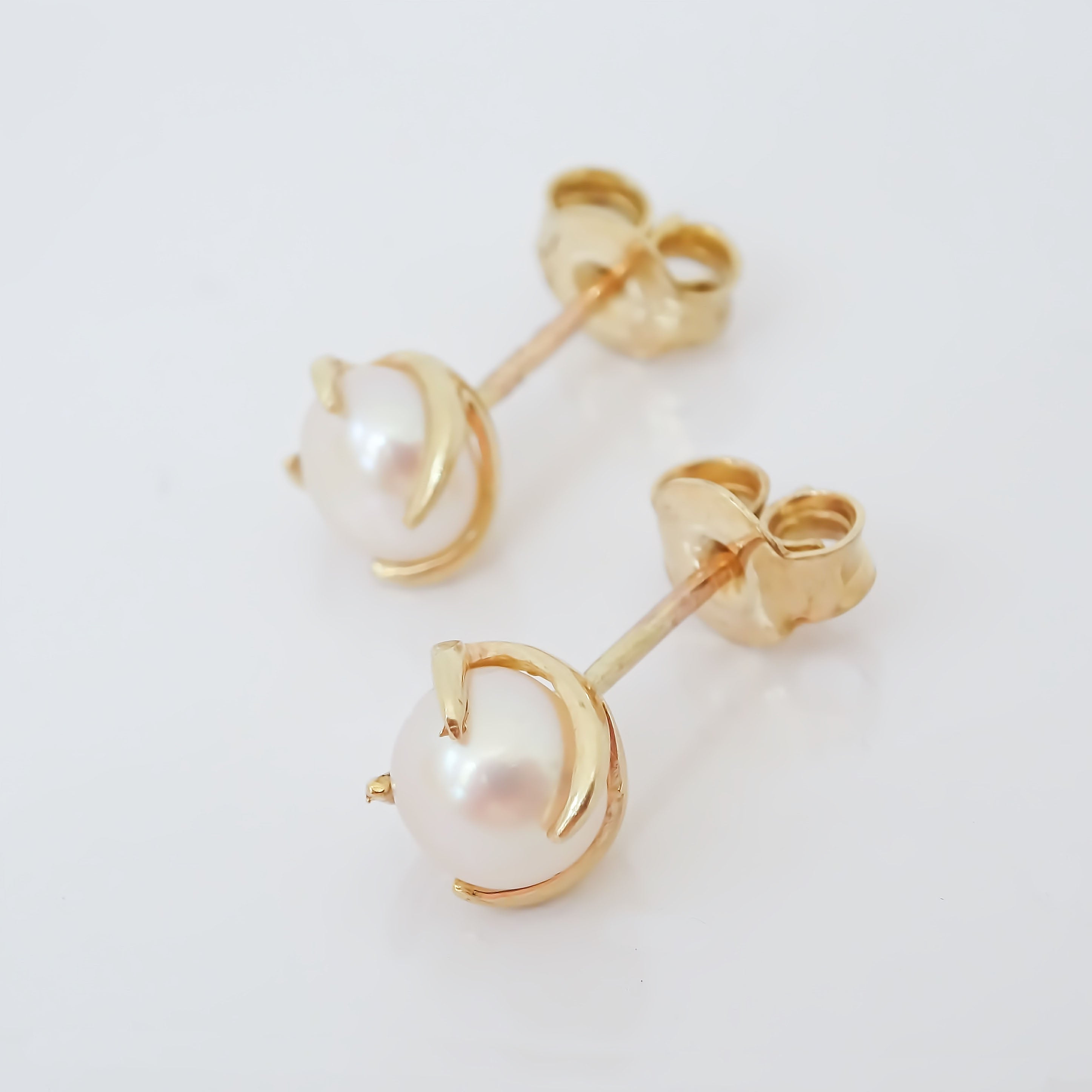 Amor Eterno - Perla Espiral Ch Aretes Con Mariposa Oro 10k