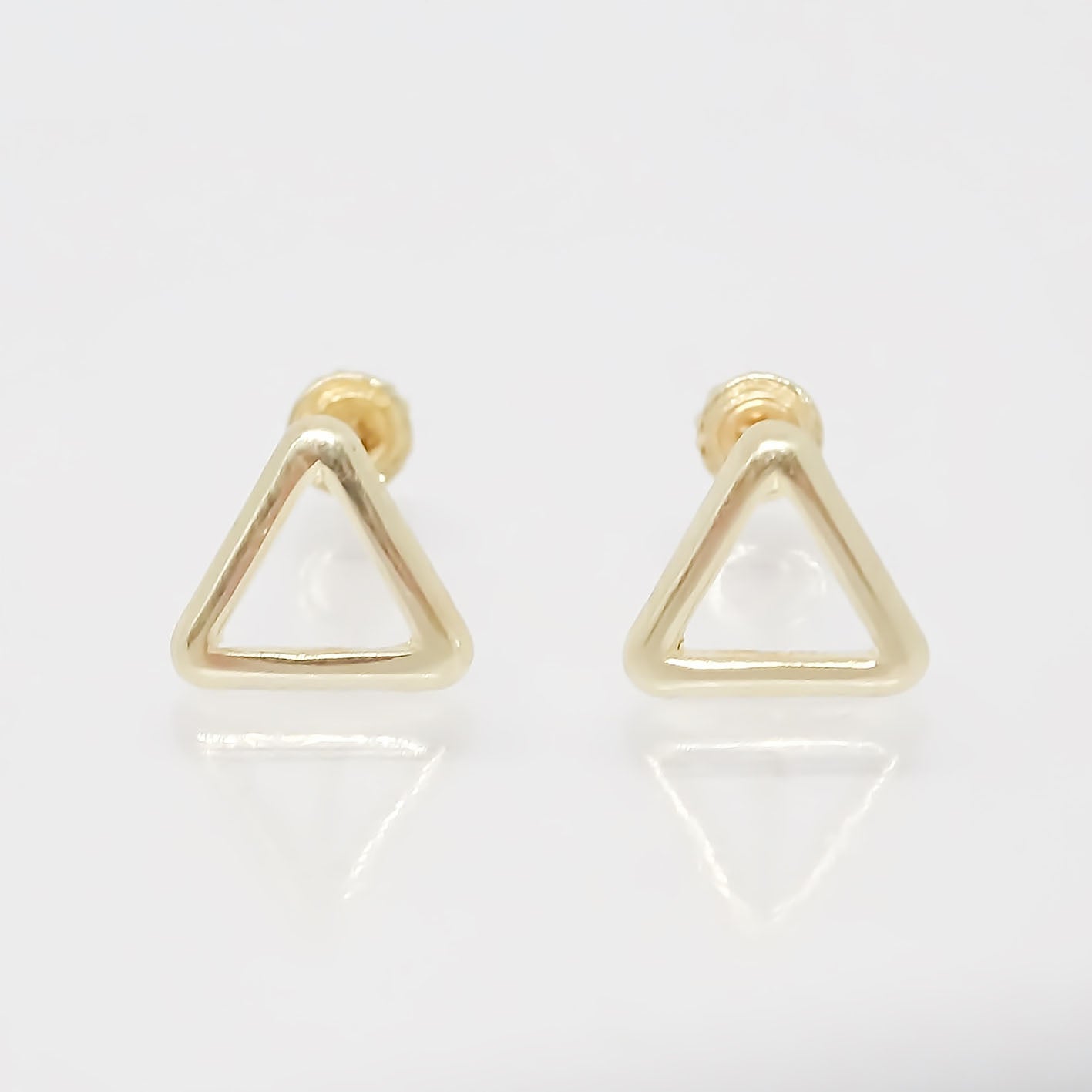Amor Eterno - Broqueles Triángulo Silueta / Aretes / Oro 10k