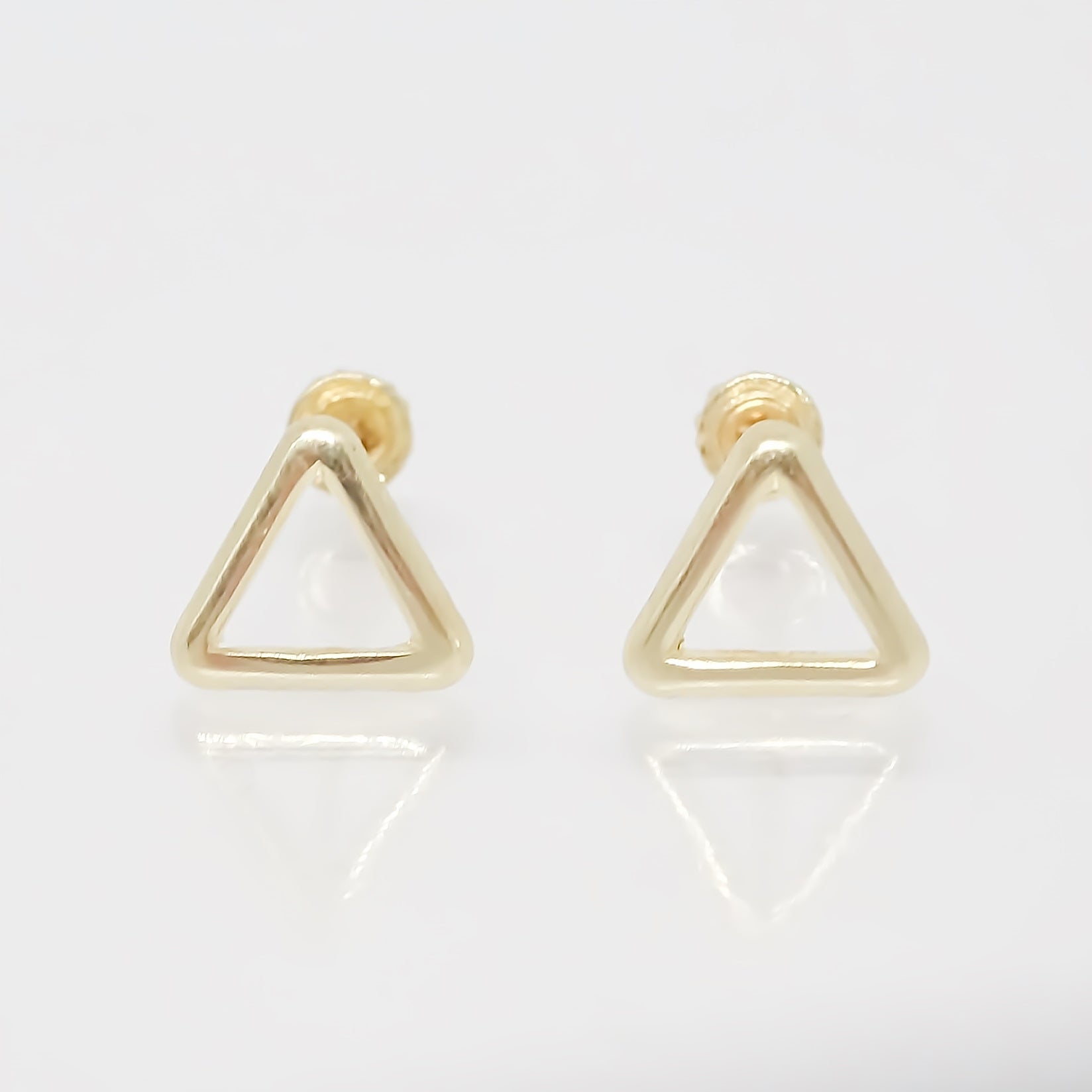 Amor Eterno - Broqueles Triángulo Silueta / Aretes / Oro 10k