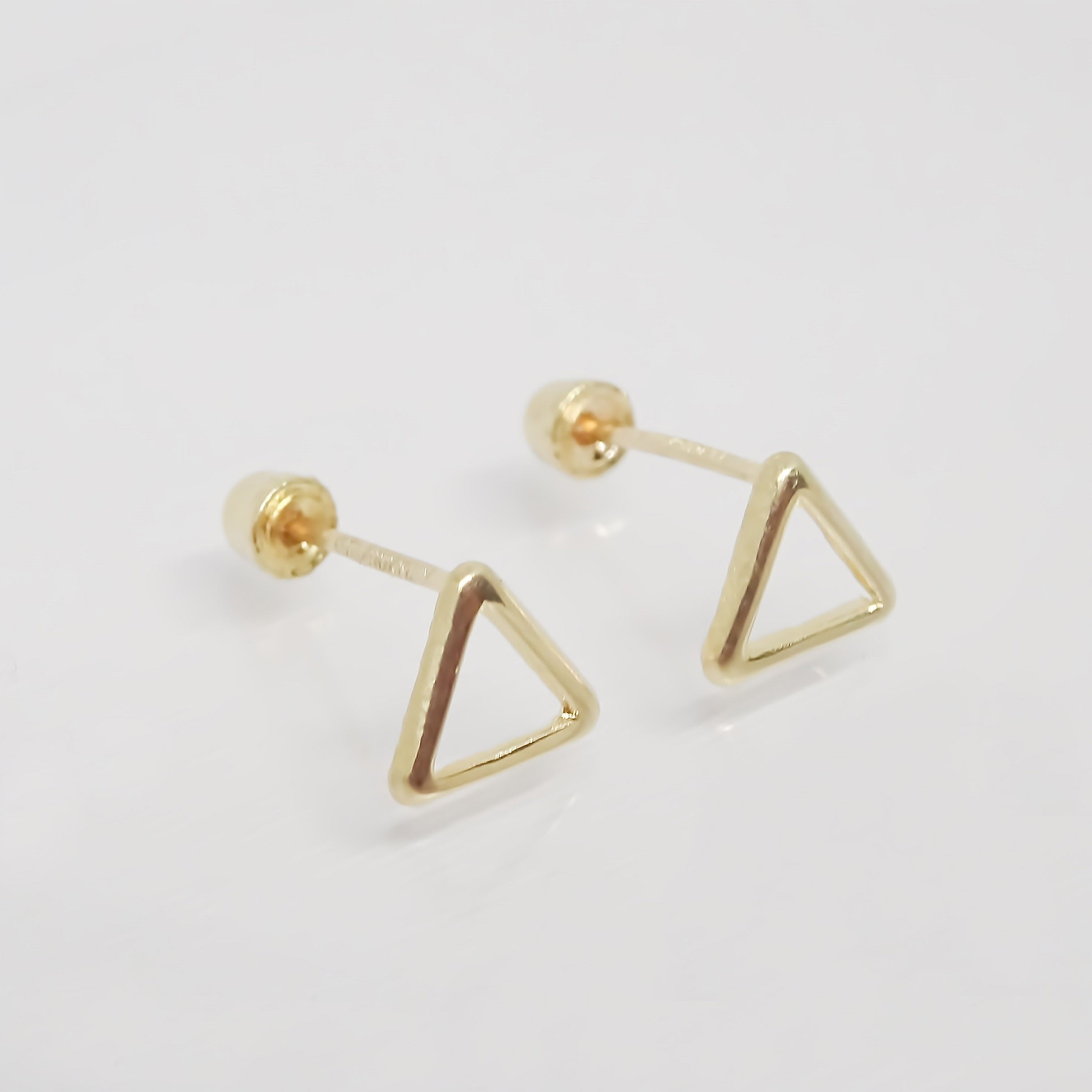Amor Eterno - Broqueles Triángulo Silueta / Aretes / Oro 10k