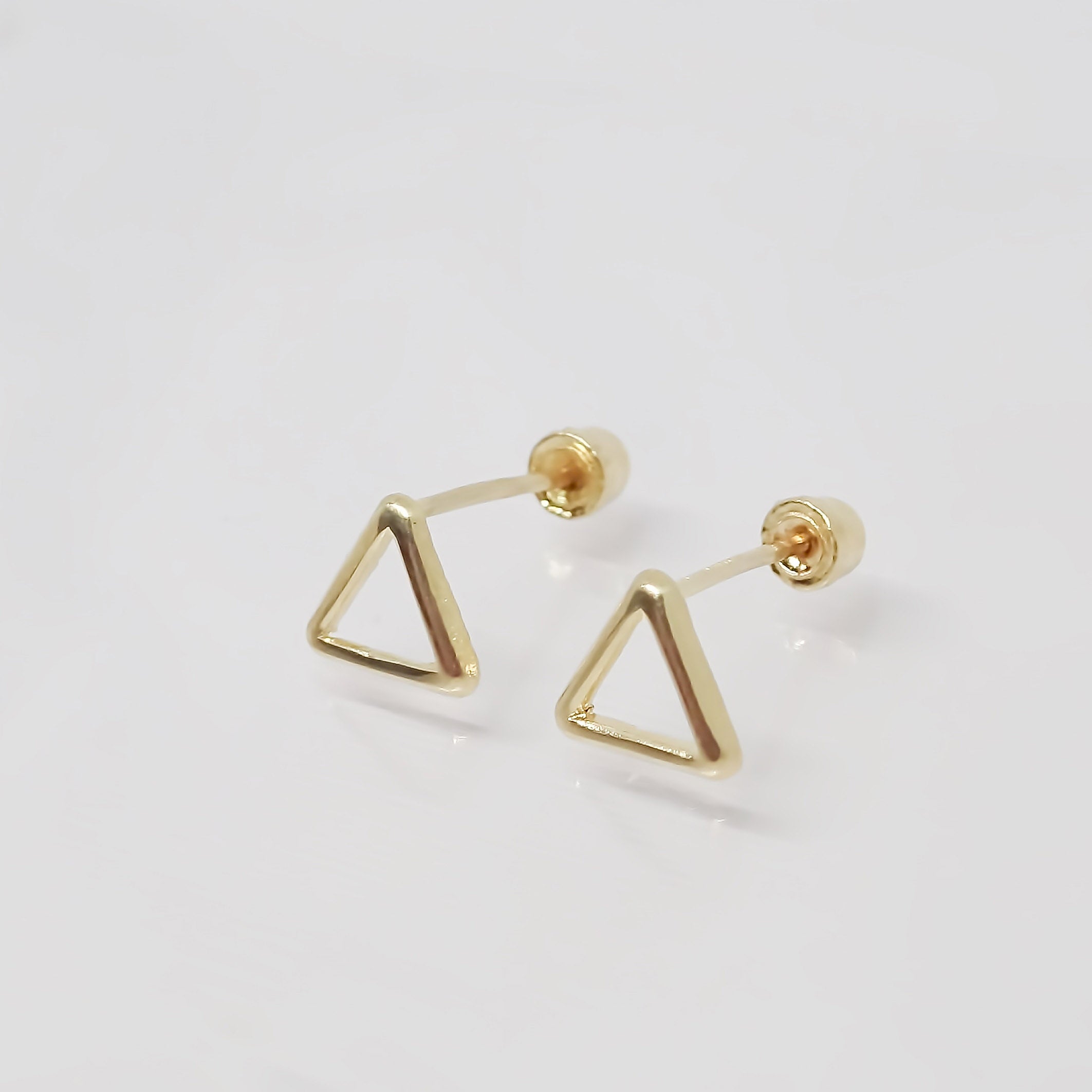 Amor Eterno - Broqueles Triángulo Silueta / Aretes / Oro 10k