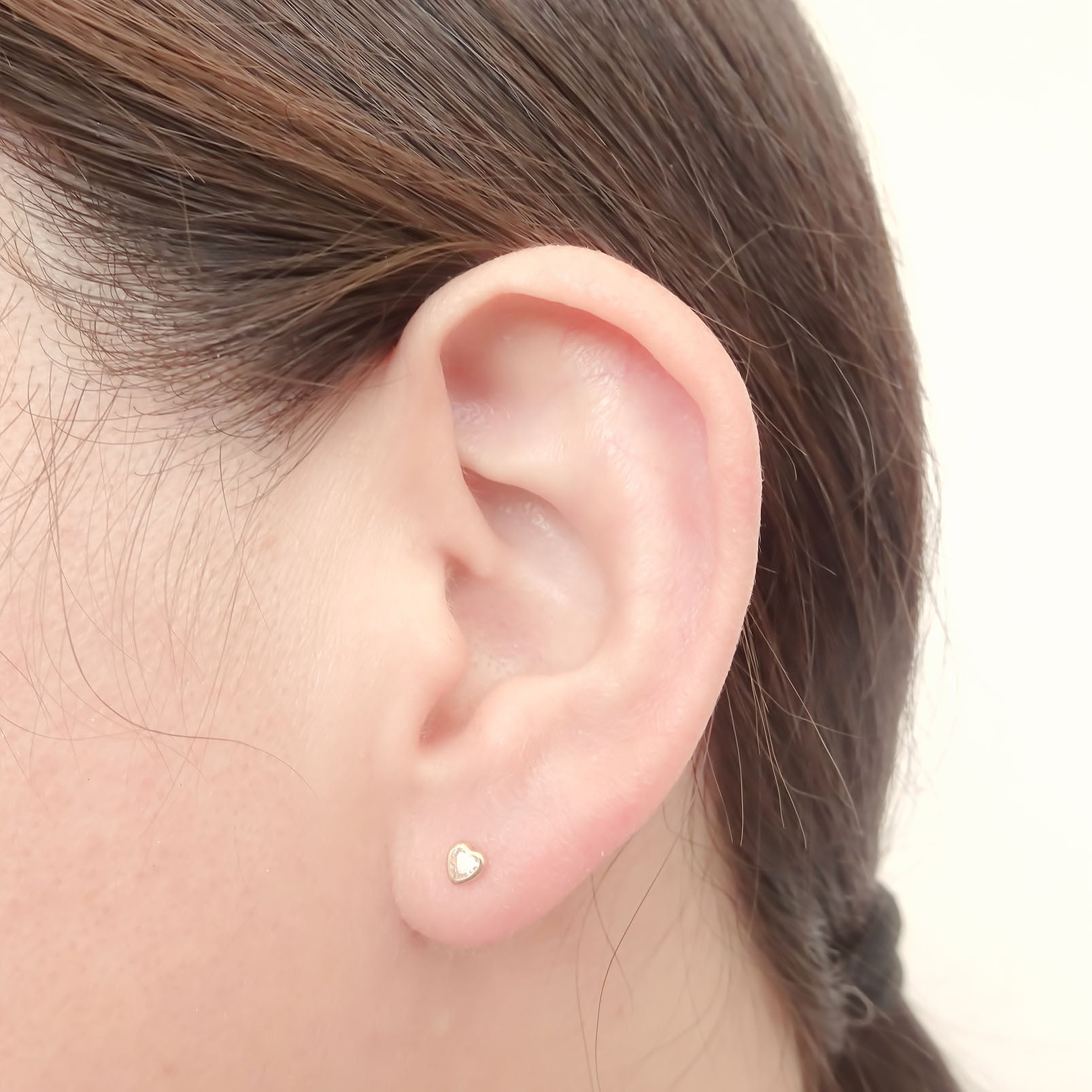 Amor Eterno - Broquel Corazón Bisel Mini Bebé Aretes Oro 10k / Transparente