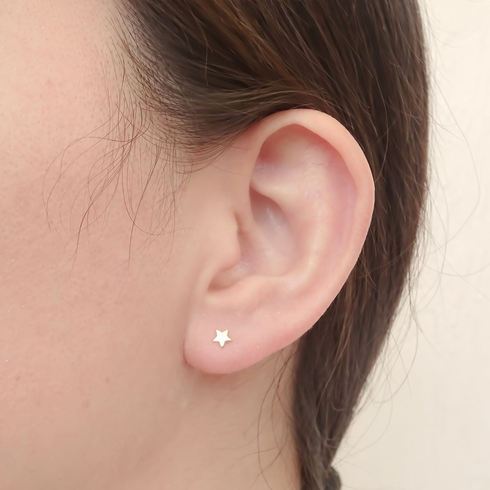 Amor Eterno - Broqueles Estrella Mini Bebé Aretes / Oro 10k