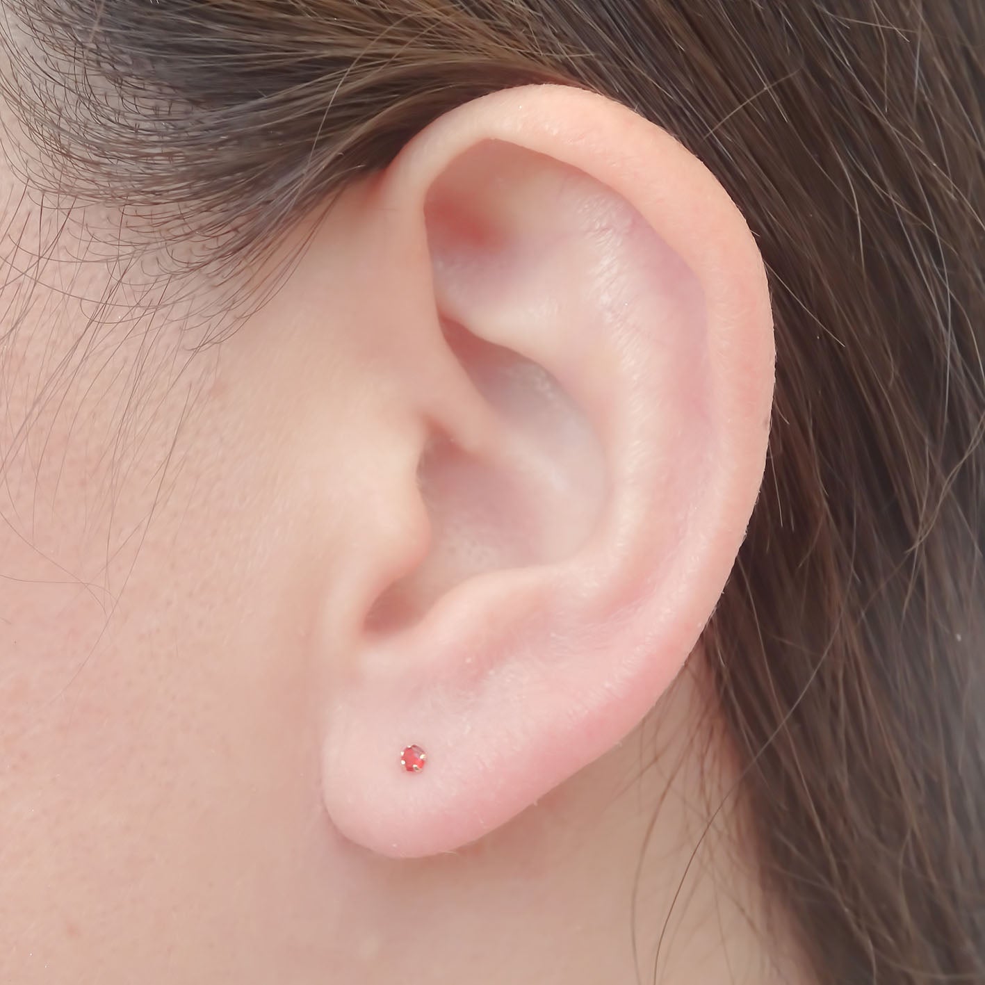 Amor Eterno - Broqueles Recto Mini Bebé / Aretes / Oro 10k / Rojo