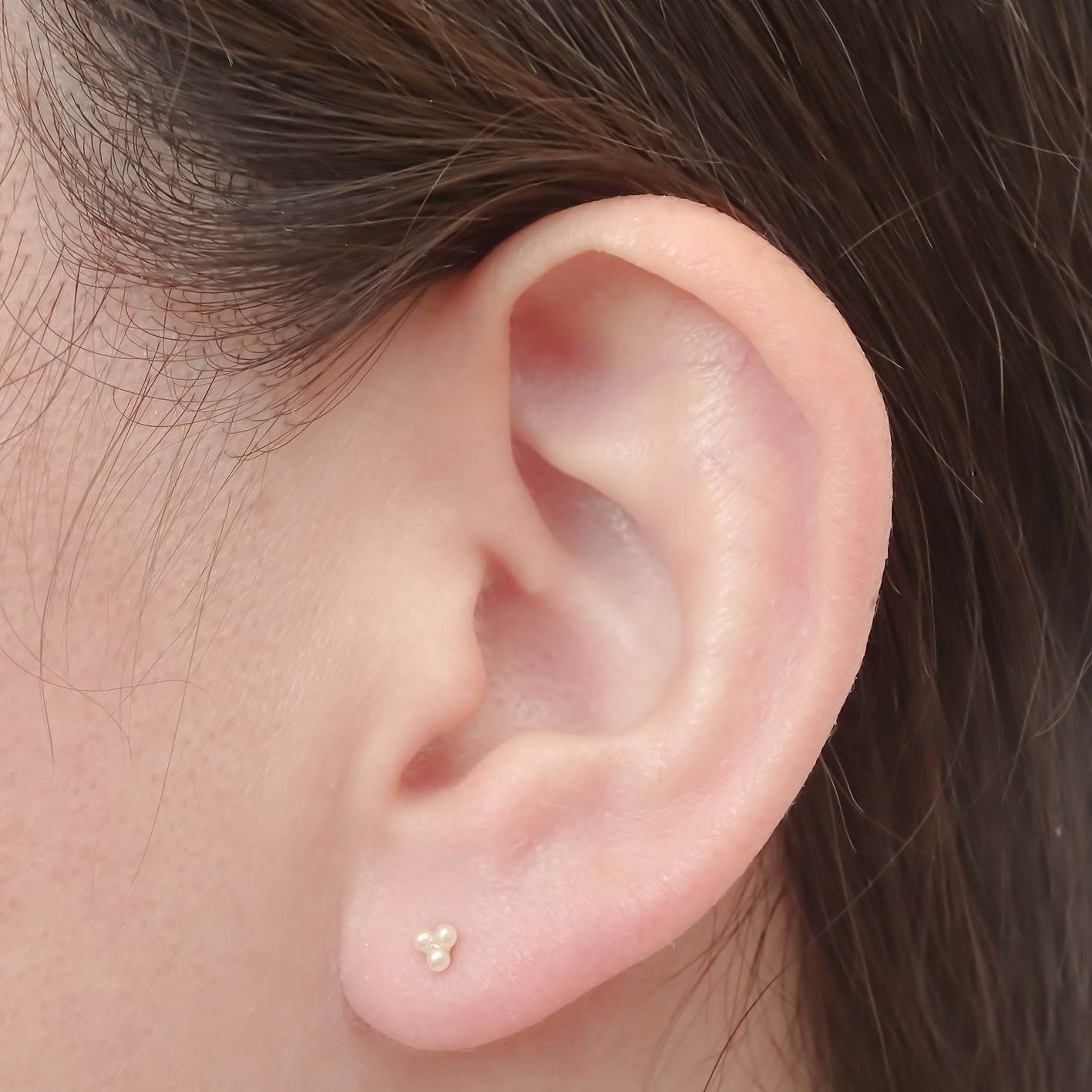 Amor Eterno - Broqueles Mini Trébol / Aretes / Oro 10k / Perla