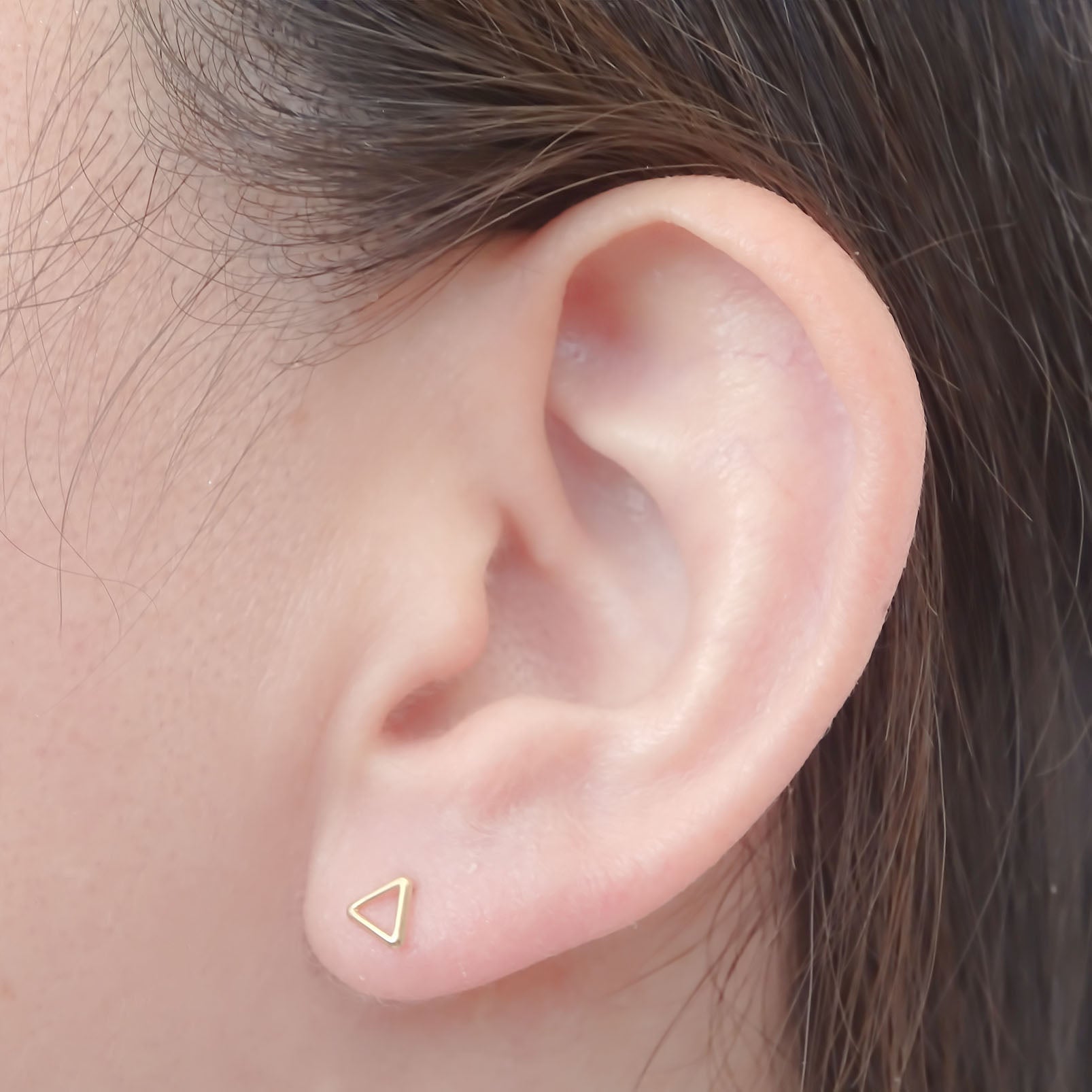 Amor Eterno - Broqueles Triángulo Silueta / Aretes / Oro 10k