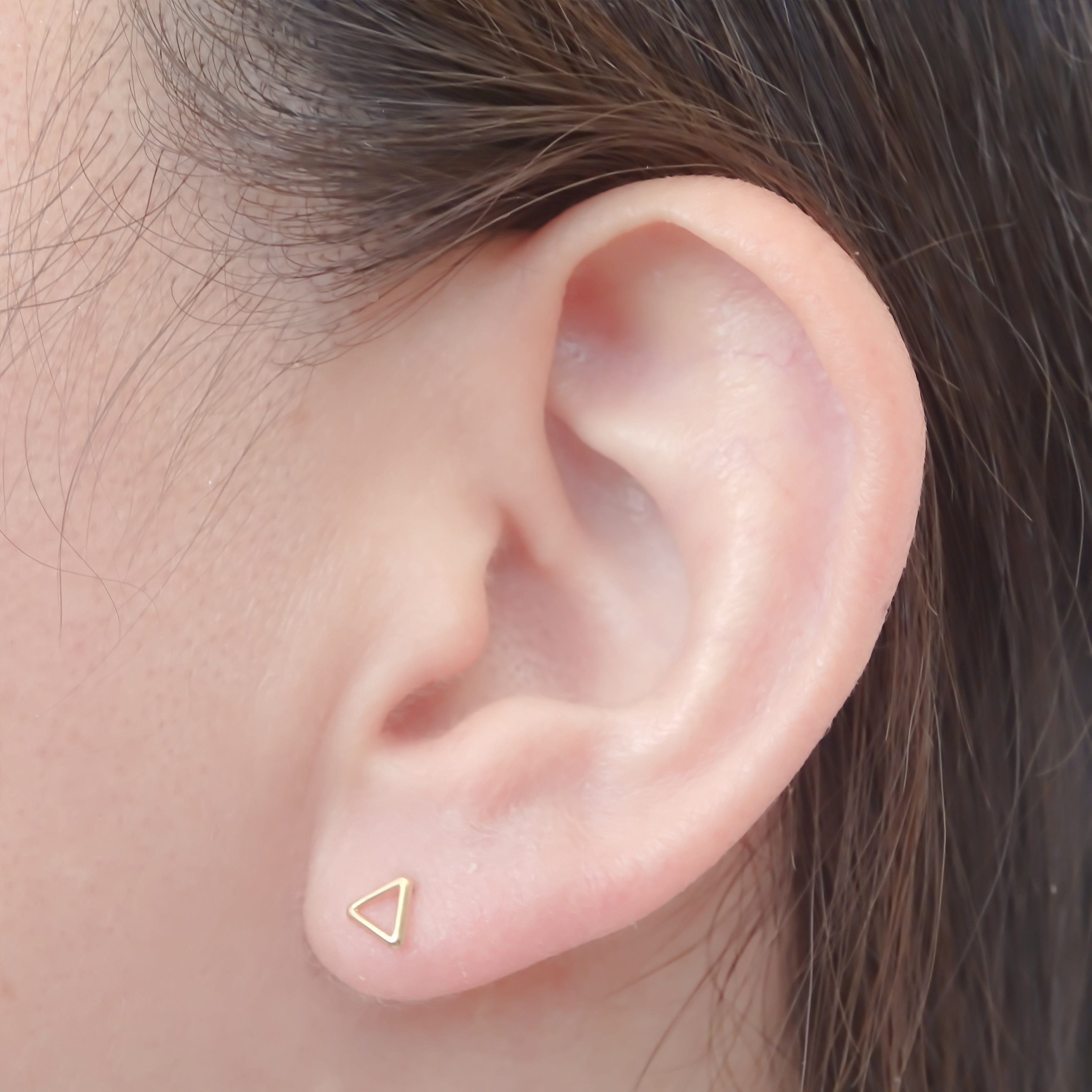 Amor Eterno - Broqueles Triángulo Silueta / Aretes / Oro 10k