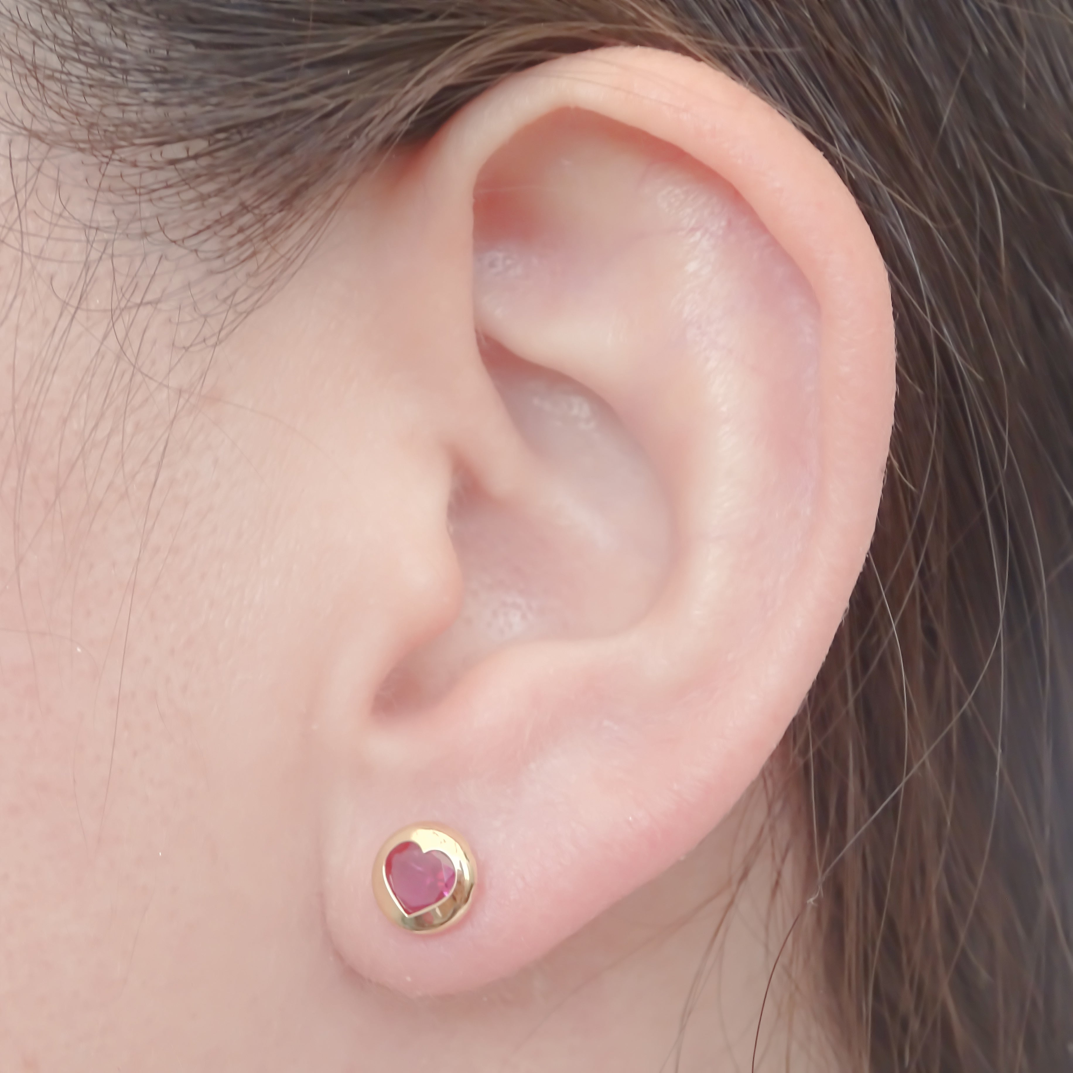 Amor Eterno - Broqueles Bisel Corazón / Aretes / Oro 10k / Fucsia