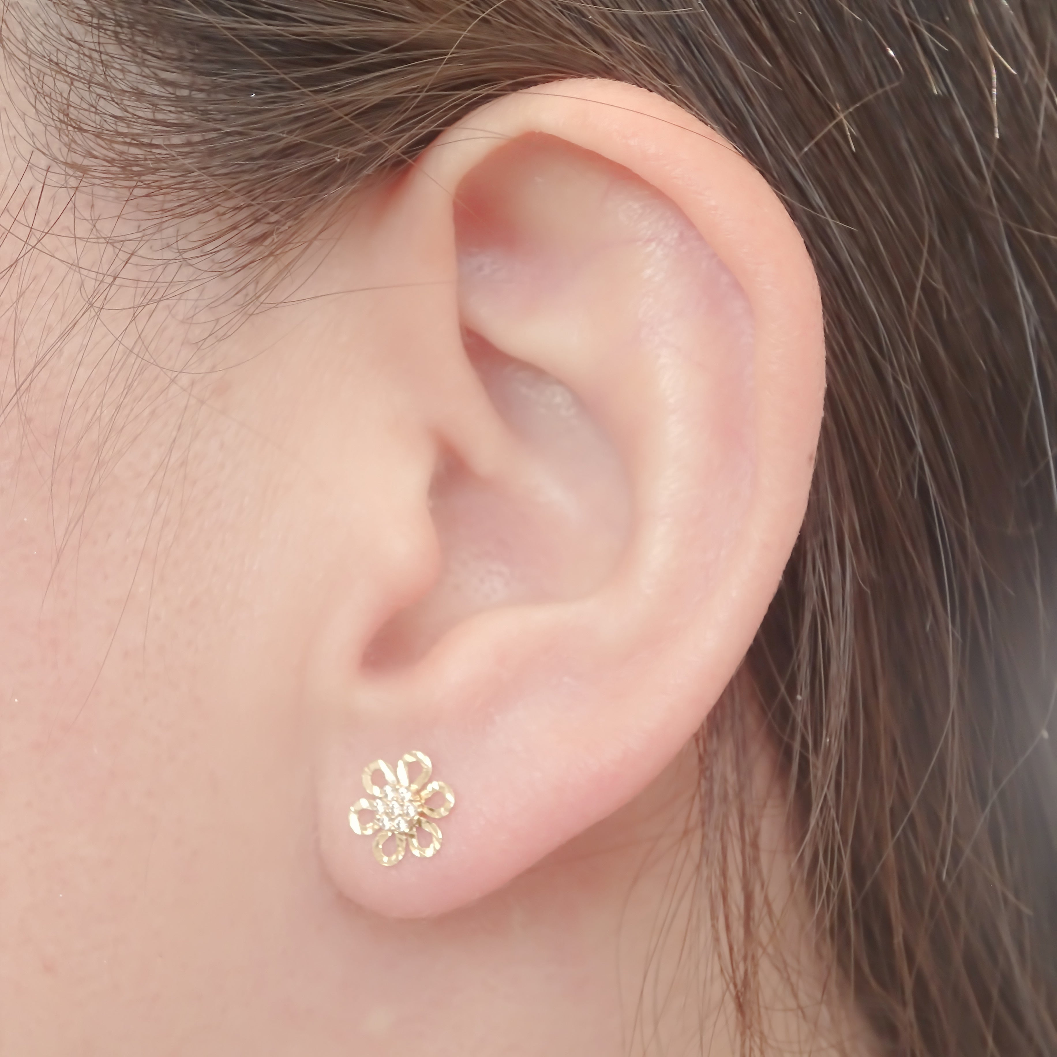 Amor Eterno- Broqueles Flor Diamante Facetada Aretes Oro 10k