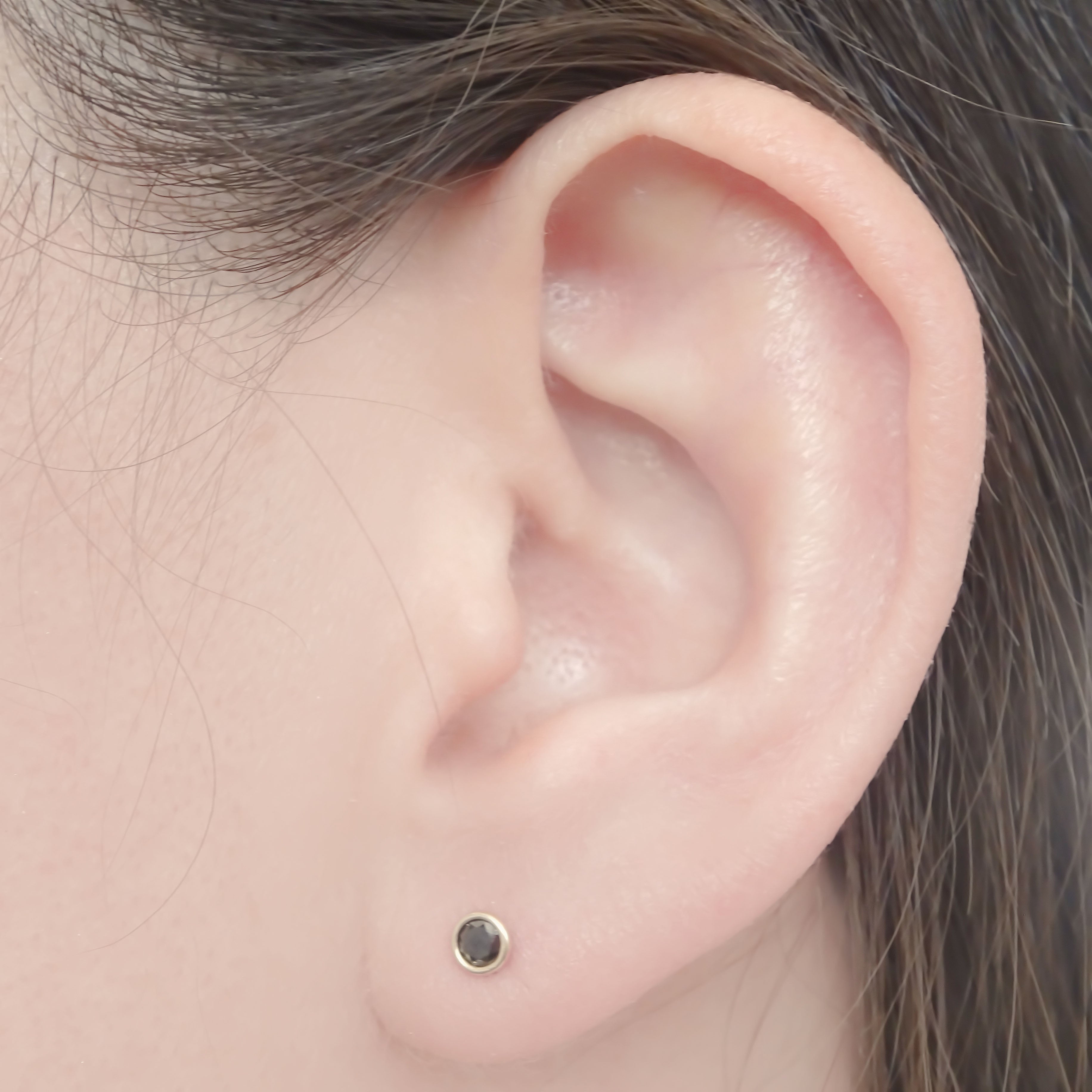 Amor Eterno - Broqueles Bisel Bebé 4 Mm / Aretes Oro 10k / NEGRO